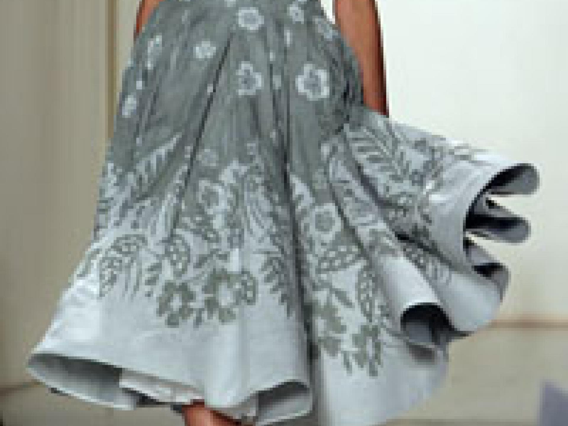 graue-blumen-bei-donna-karan-collection-bild-getty-images-200x298-8772.jpg