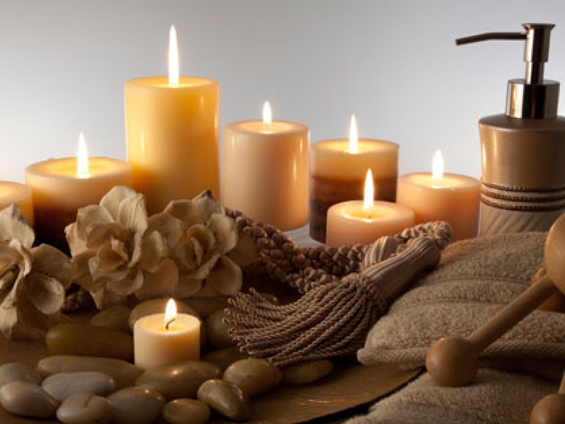 erotische-massage-kerzen-brennen-auf-tisch-520x313-1736312.jpg