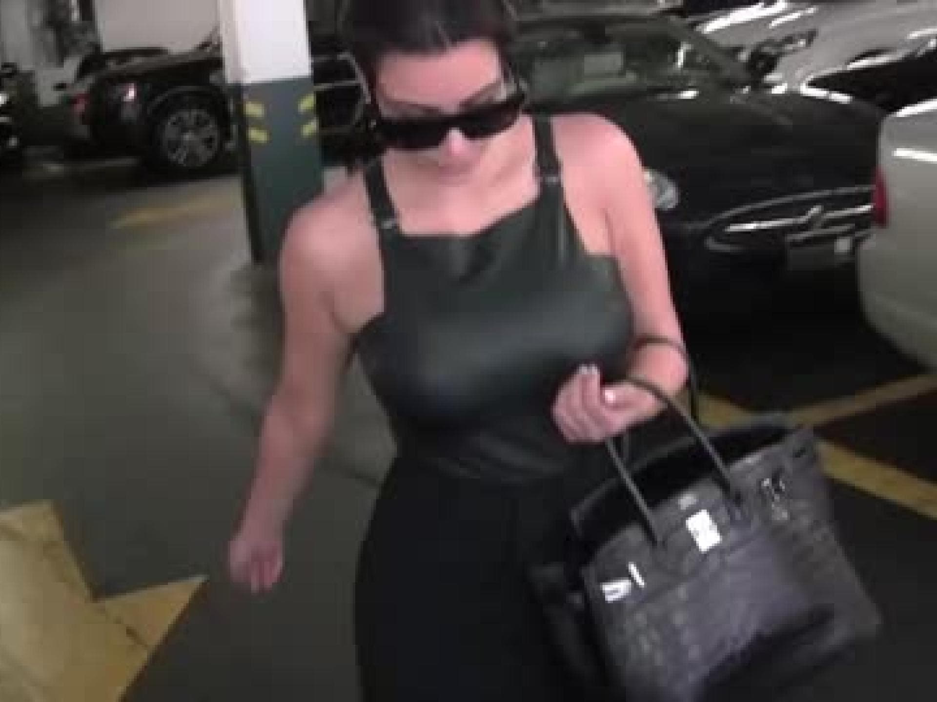 kim-kardahsian-mit-bauchschmerzen-zum-arzt-480x270-1763011.jpg