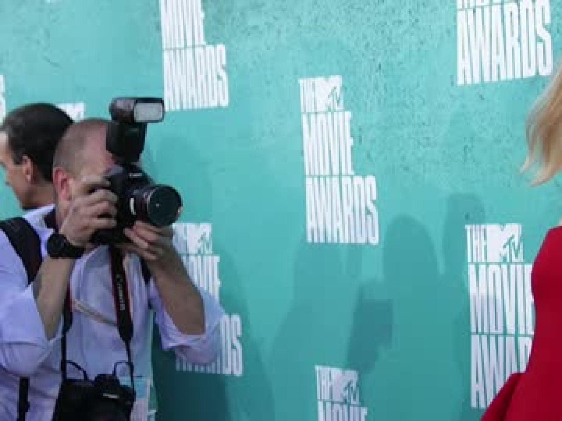 kristen-stewart-gewinnt-zum-vierten-mal-mtv-movie-award-2012-fuer-best-kiss-480x270-1608150.jpg