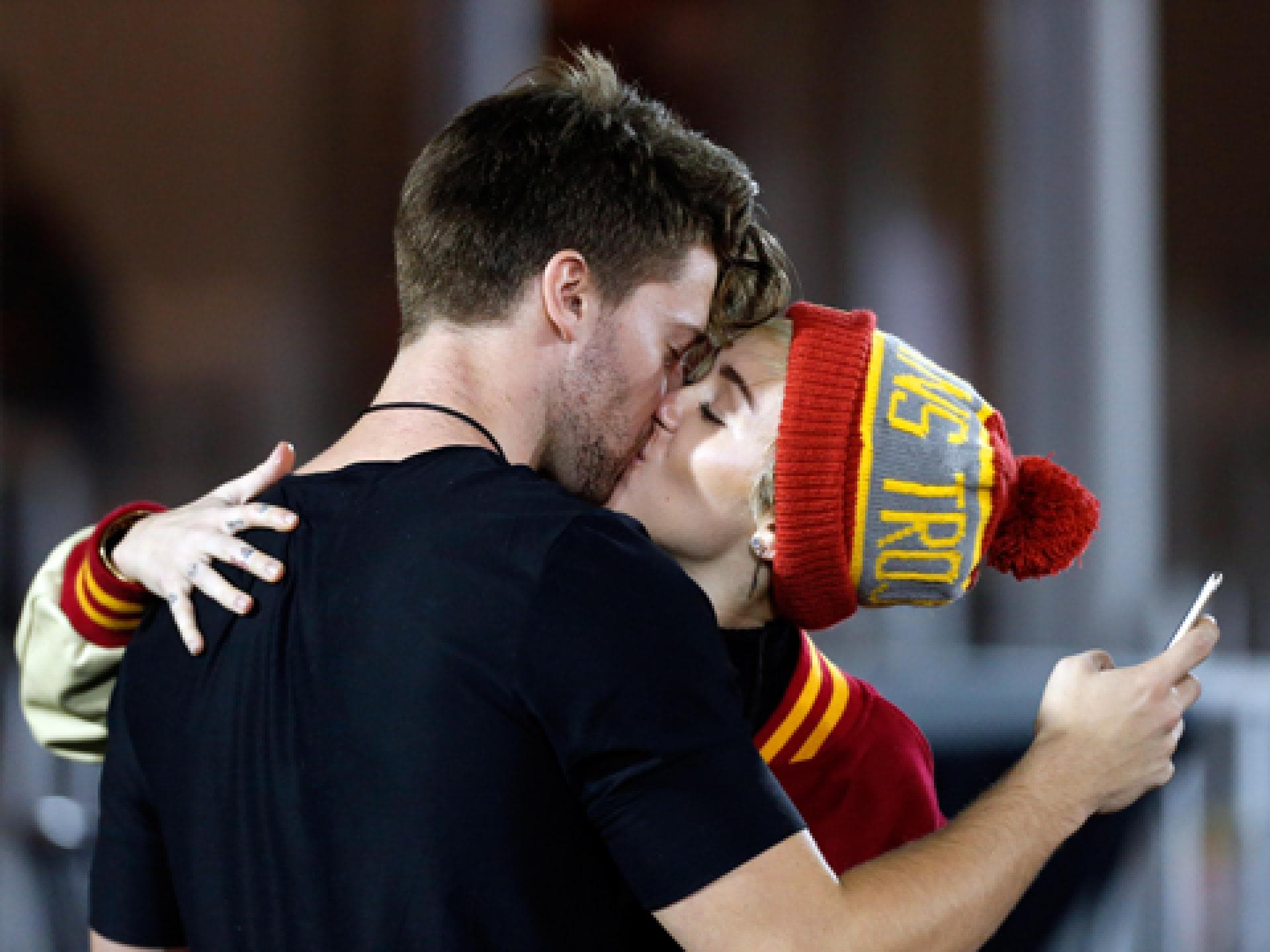 miley-cyrus-patrick-schwarzenegger-kiss-2002719.jpg miley-cyrus-patrick-schwarzenegger-kiss-2002719.jpg