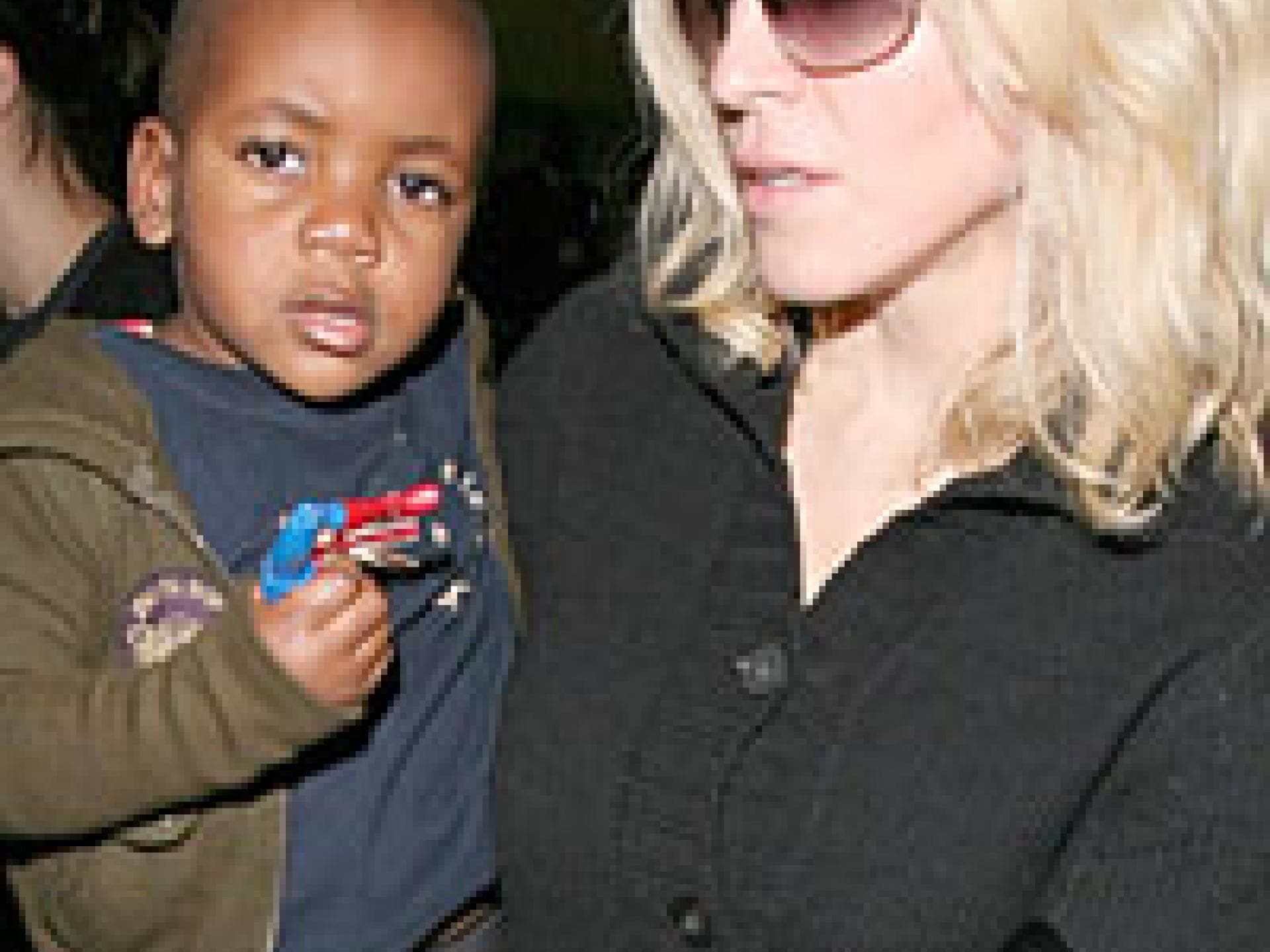 madonna-mit-ihrem-adoptivsohn-david-bil-colourpress-200x300-136134.jpg