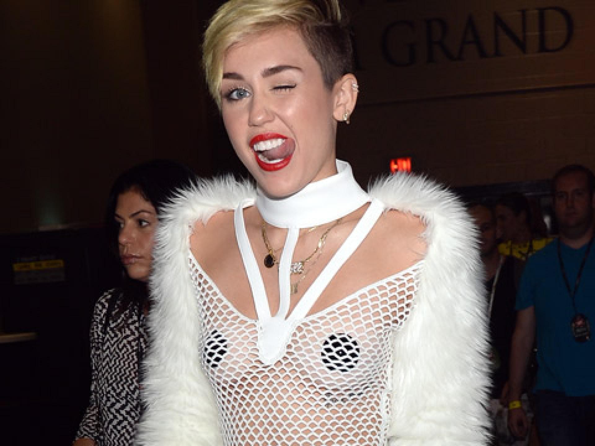 miley-cyrus-nipple-patch-1859691.jpg