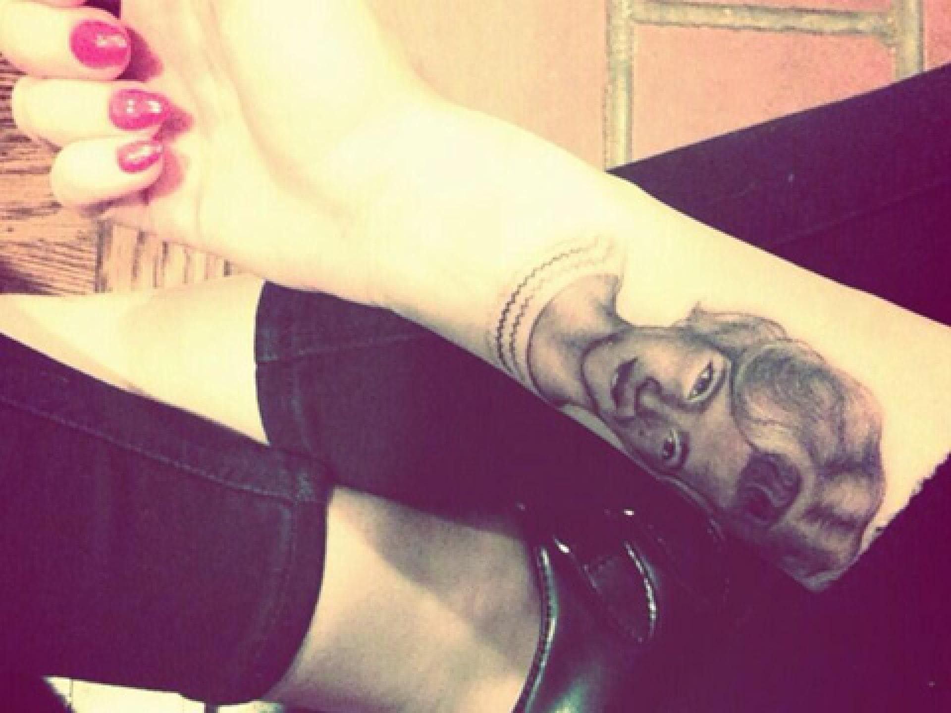 miley-tattoo-oma-1881428.jpg miley-tattoo-oma-1881428.jpg
