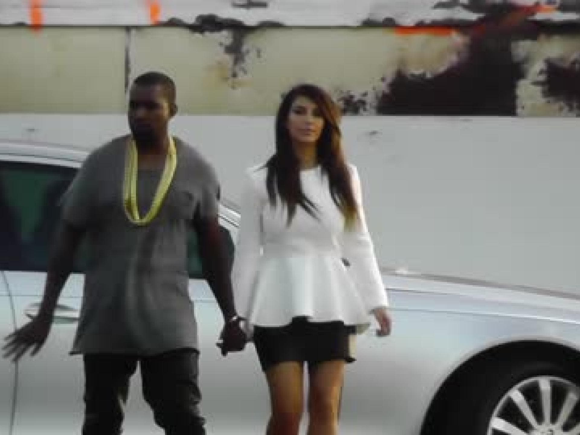 kanye-west-ueberhaeuft-kim-kardashian-mit-geschenken-480x270-1659195.jpg