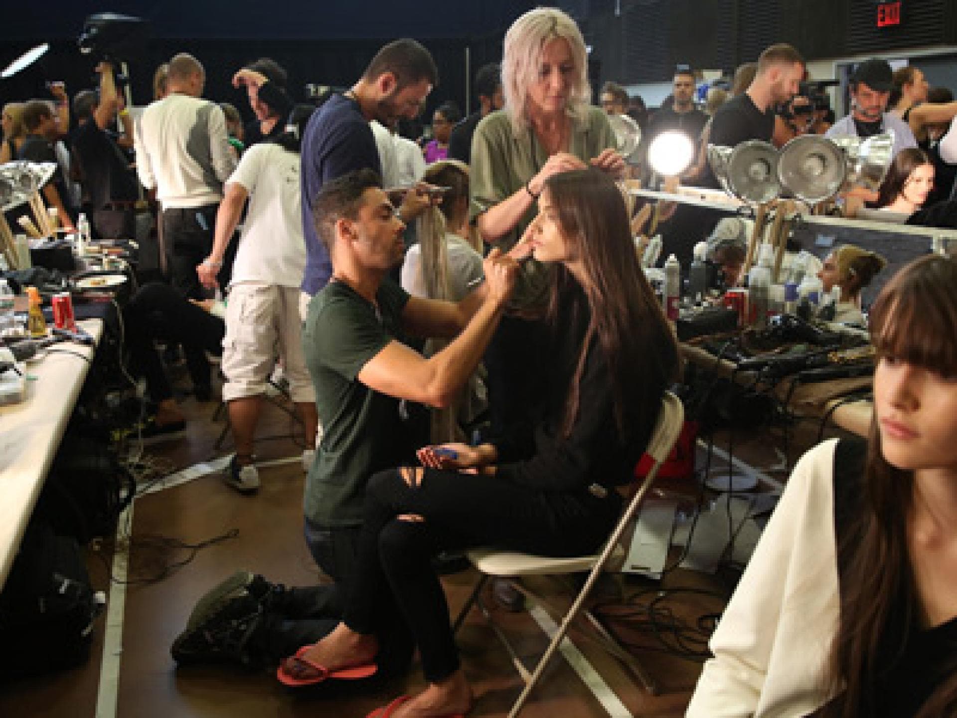 backstage-donna-karan-1987195.jpg
