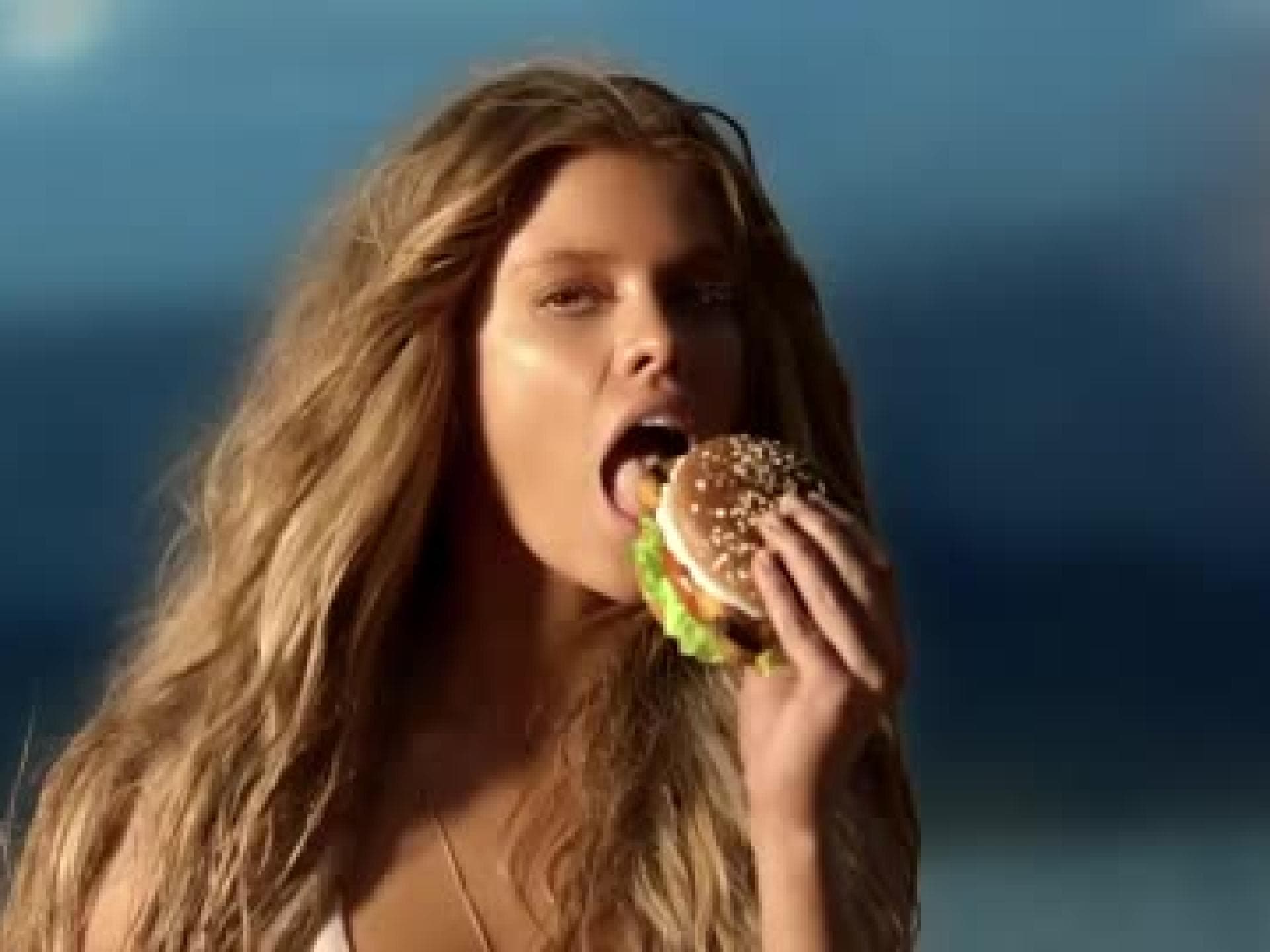 sports-illustrated-model-macht-werbung-fuer-fast-food-480x270-1922980.jpg