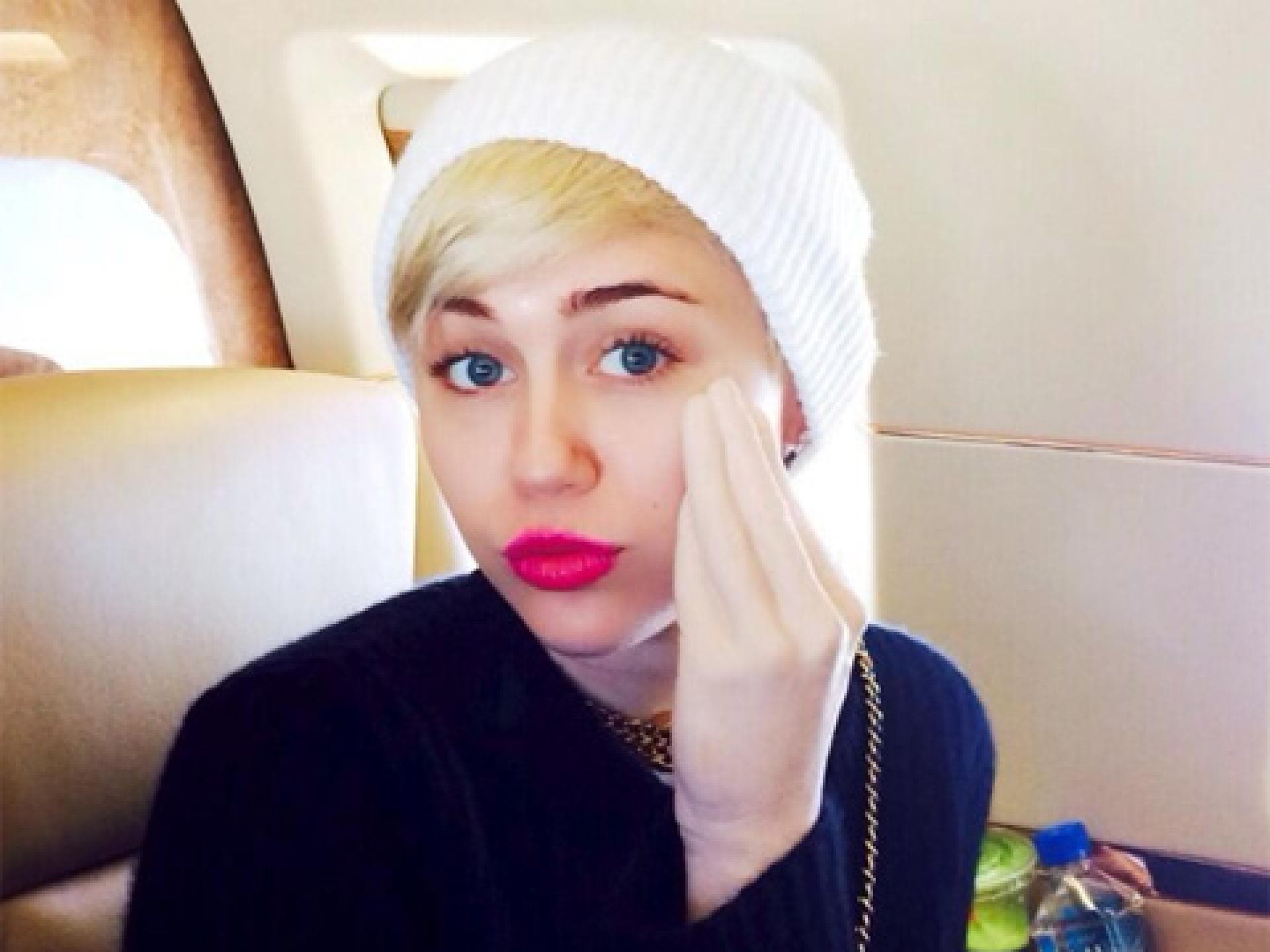 miley-cyrus-dildo-1928340.jpg