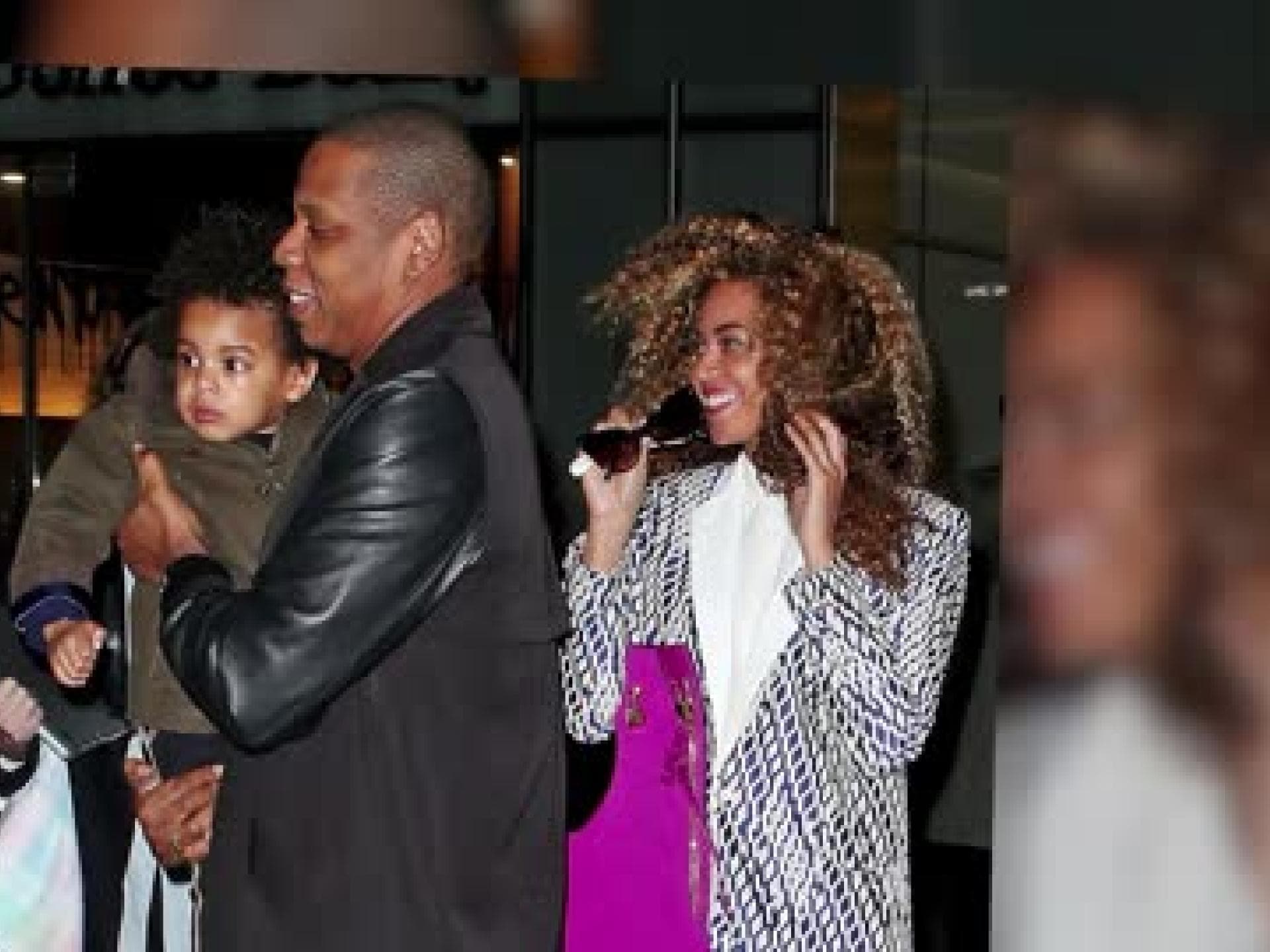 blue-ivy-mit-ihren-eltern-in-new-york-480x270-1938090.jpg blue-ivy-mit-ihren-eltern-in-new-york-480x270-1938090.jpg