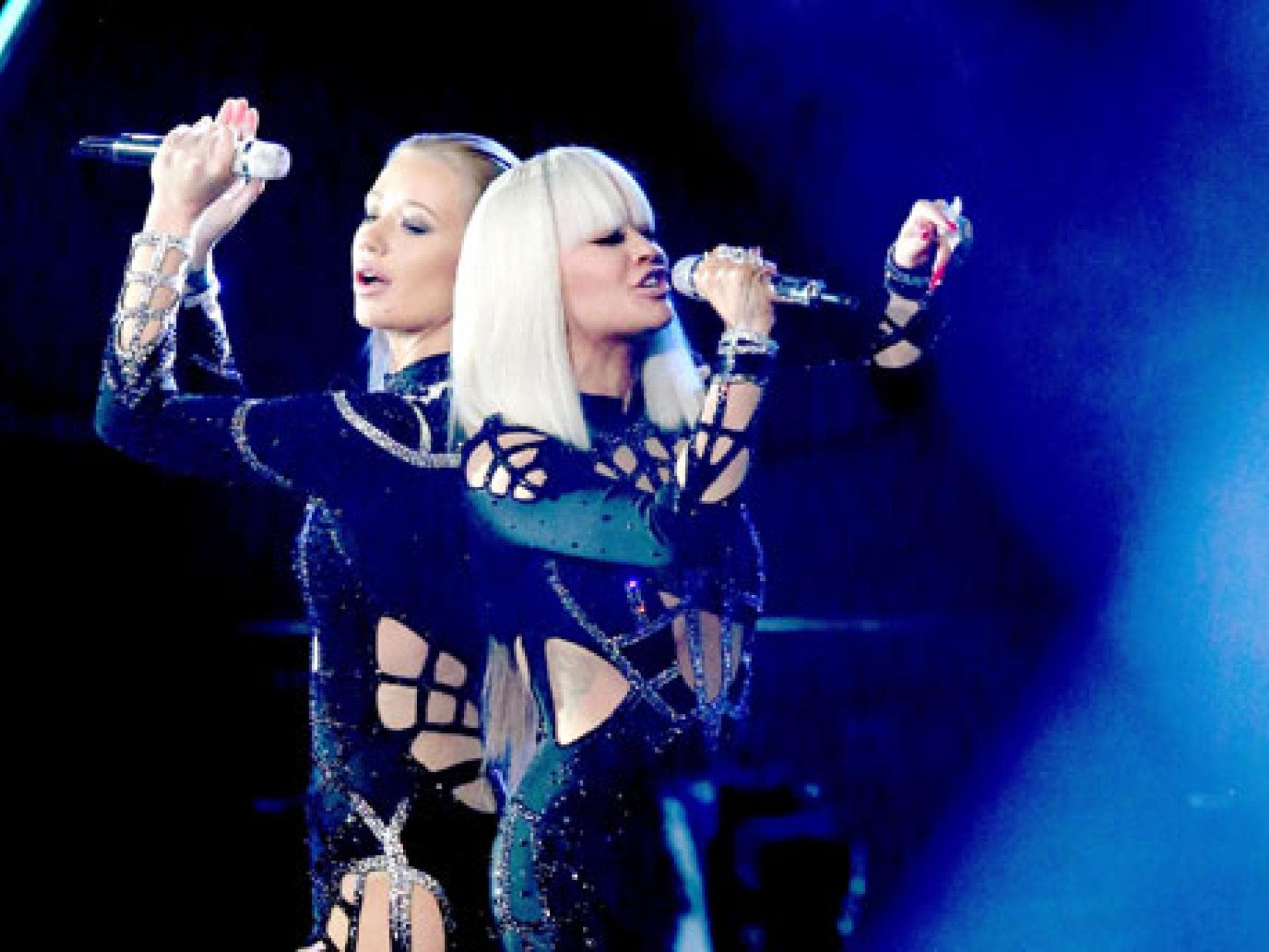 iggy-azalea-und-rita-ora-black-widow-on-stage-480-1979365.jpg