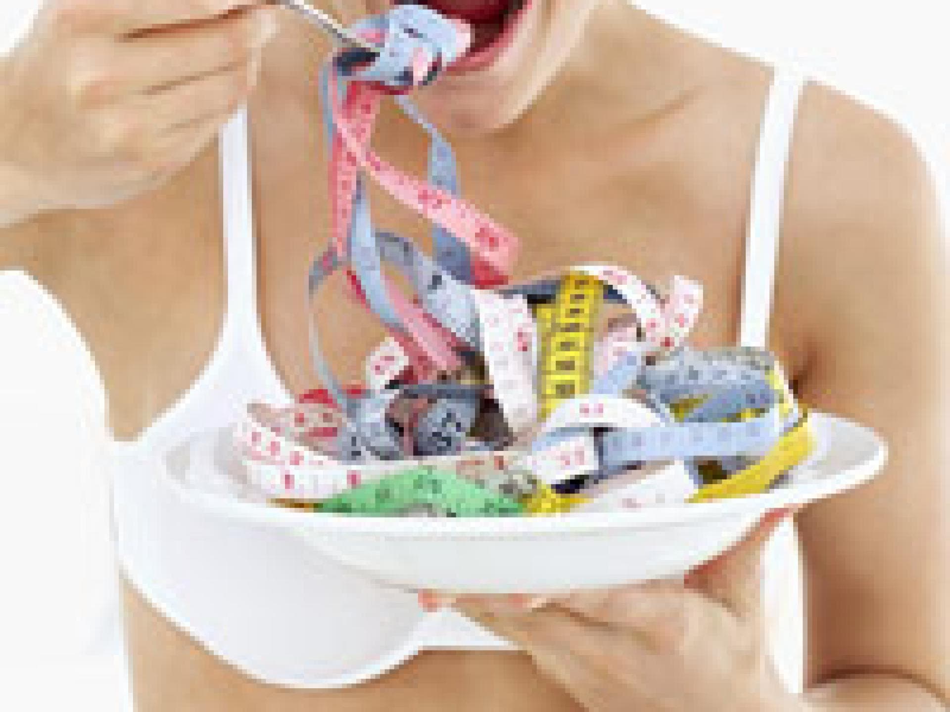 fitness-bewusste-frau-isst-in-analogie-zur-diaet-ein-massband-200x300-233742.jpg