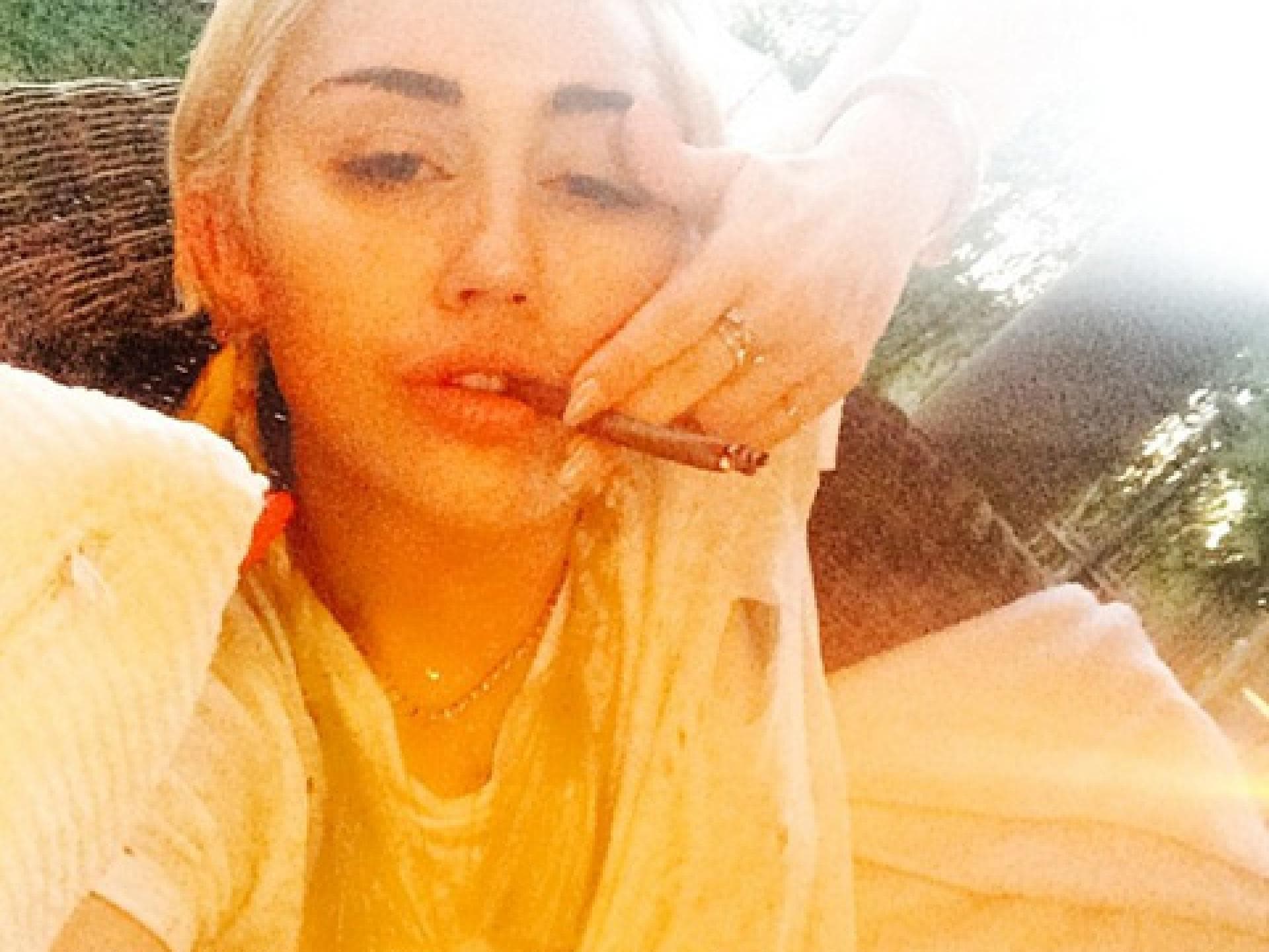 miley-cyrus-blunt-1967314.jpg