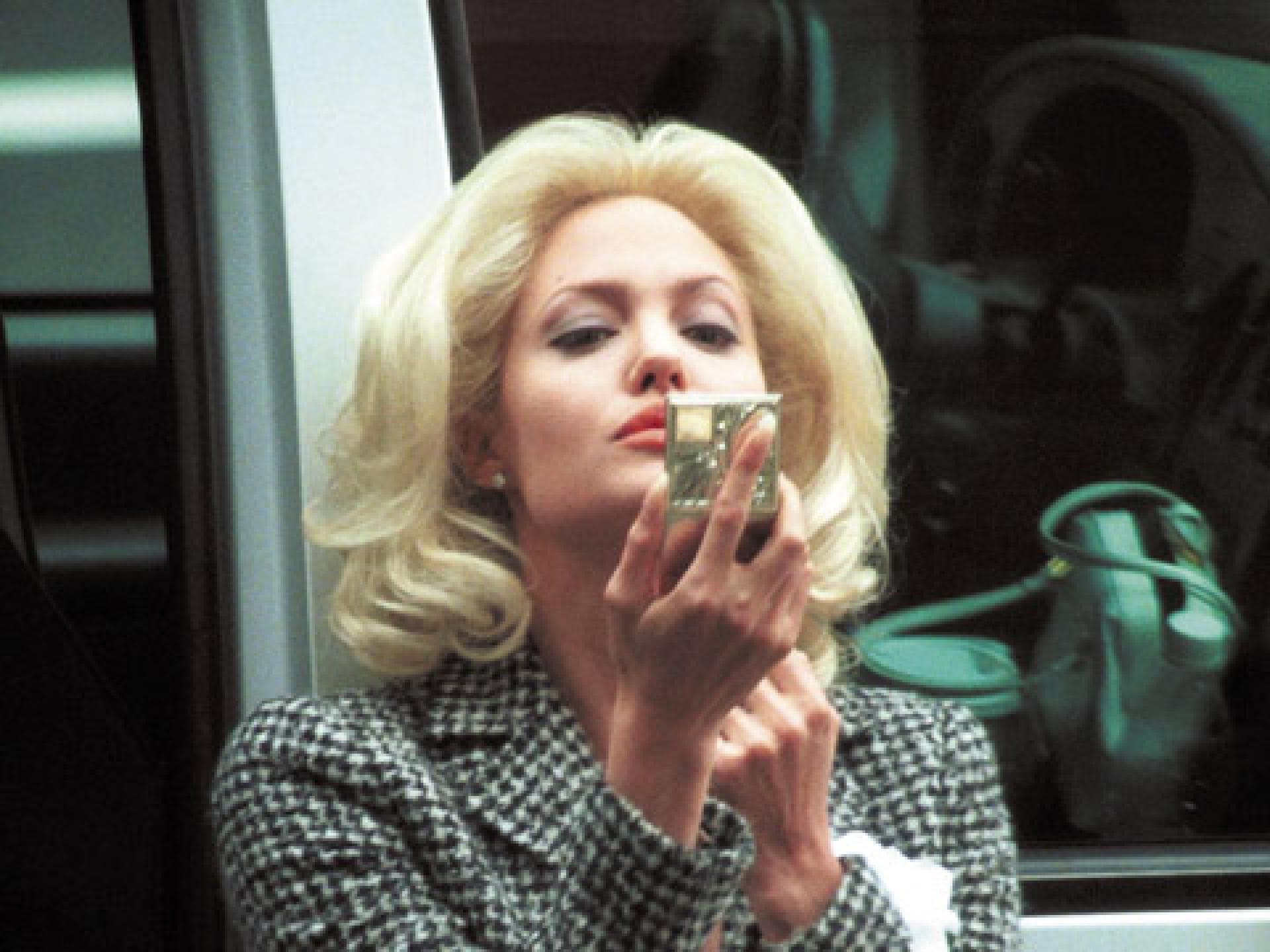 angelina-jolie-blond-480x360-342919.jpg