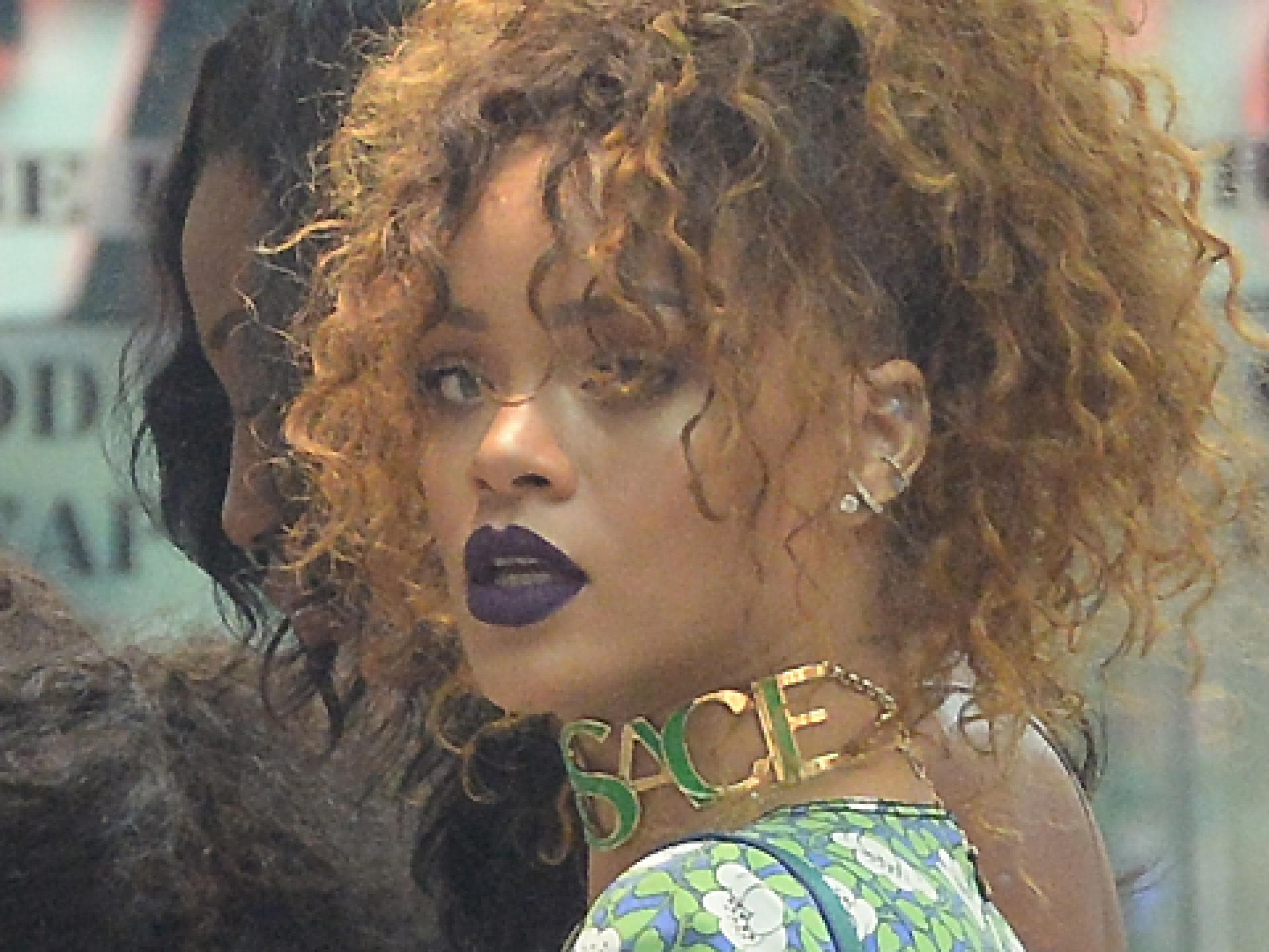 rihanna-auberginefarbene-lippen-2079697.jpg