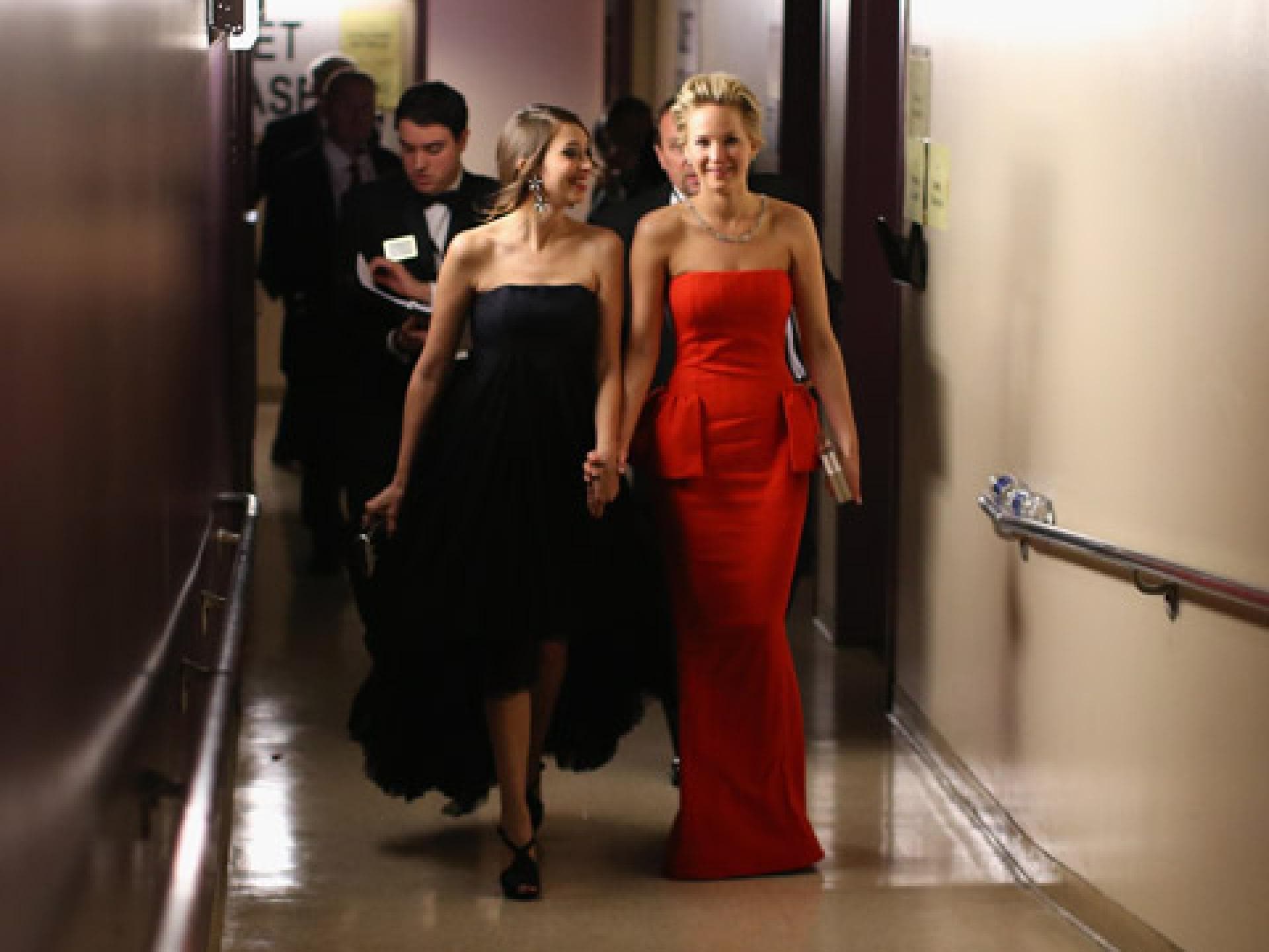 jennifer-lawrence-backstage-oscars-2014-1927750.jpg