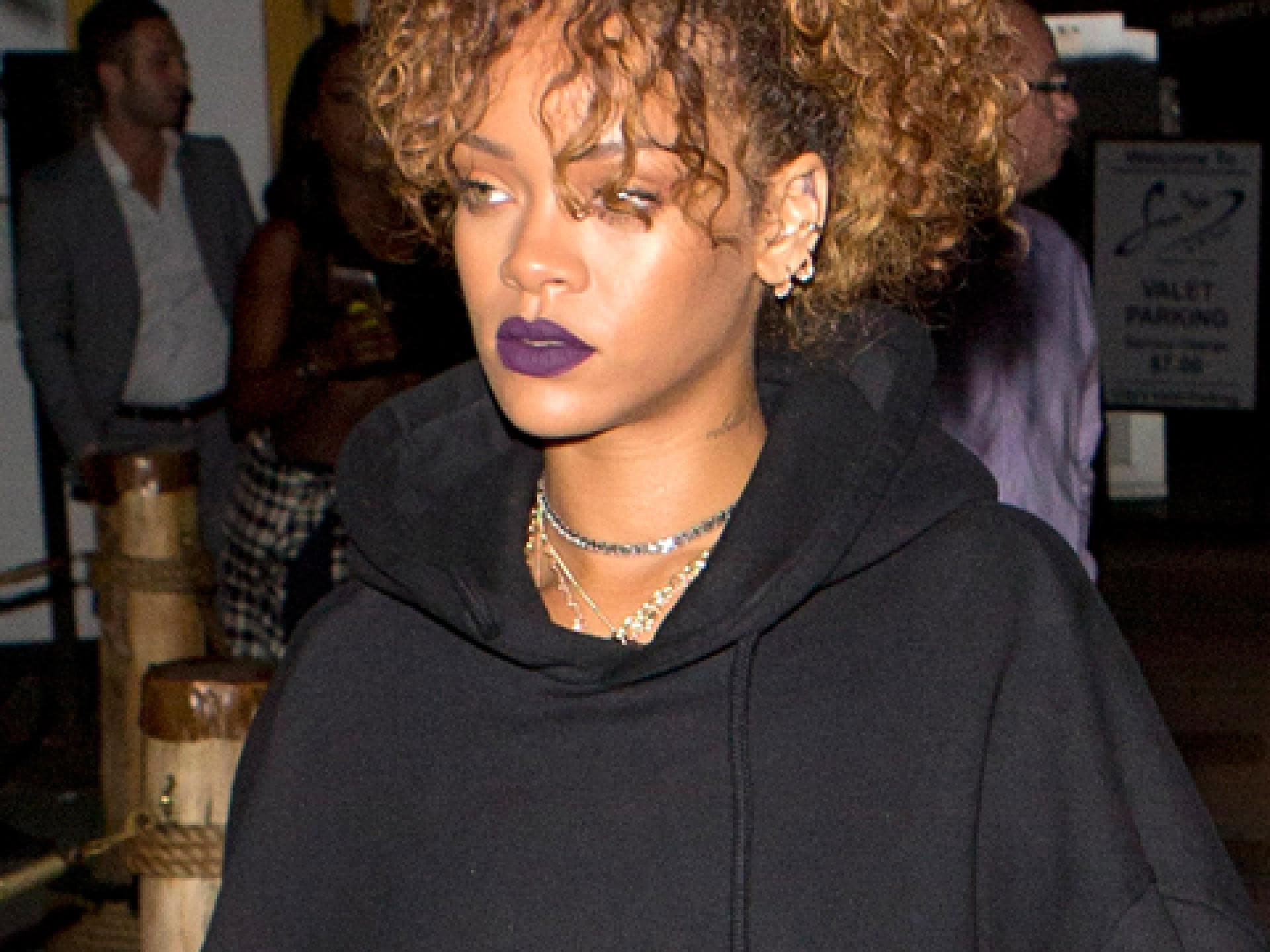 rihanna-lila-lippen-2079697.jpg