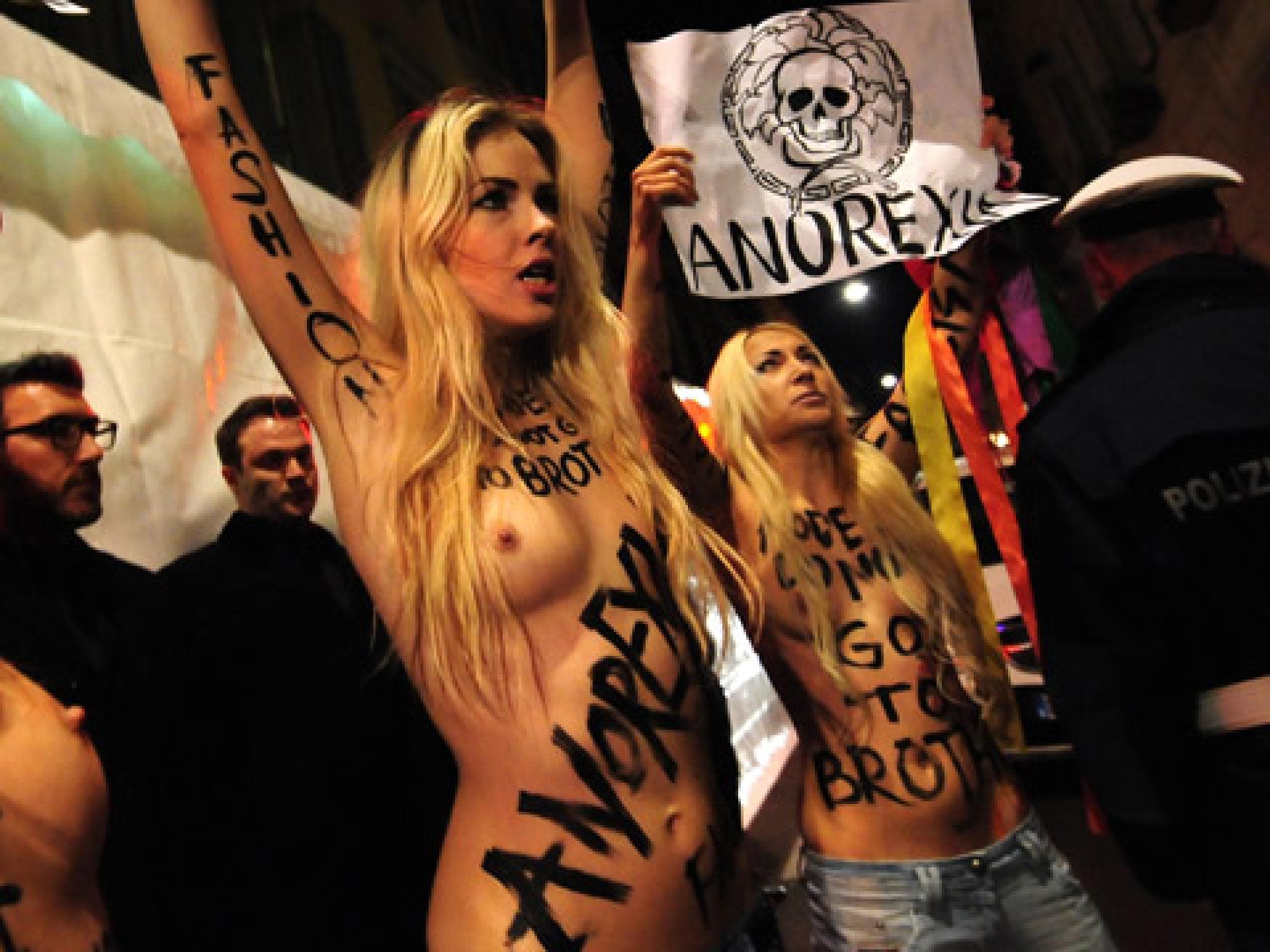 femen-versace-2012-1862822.jpg