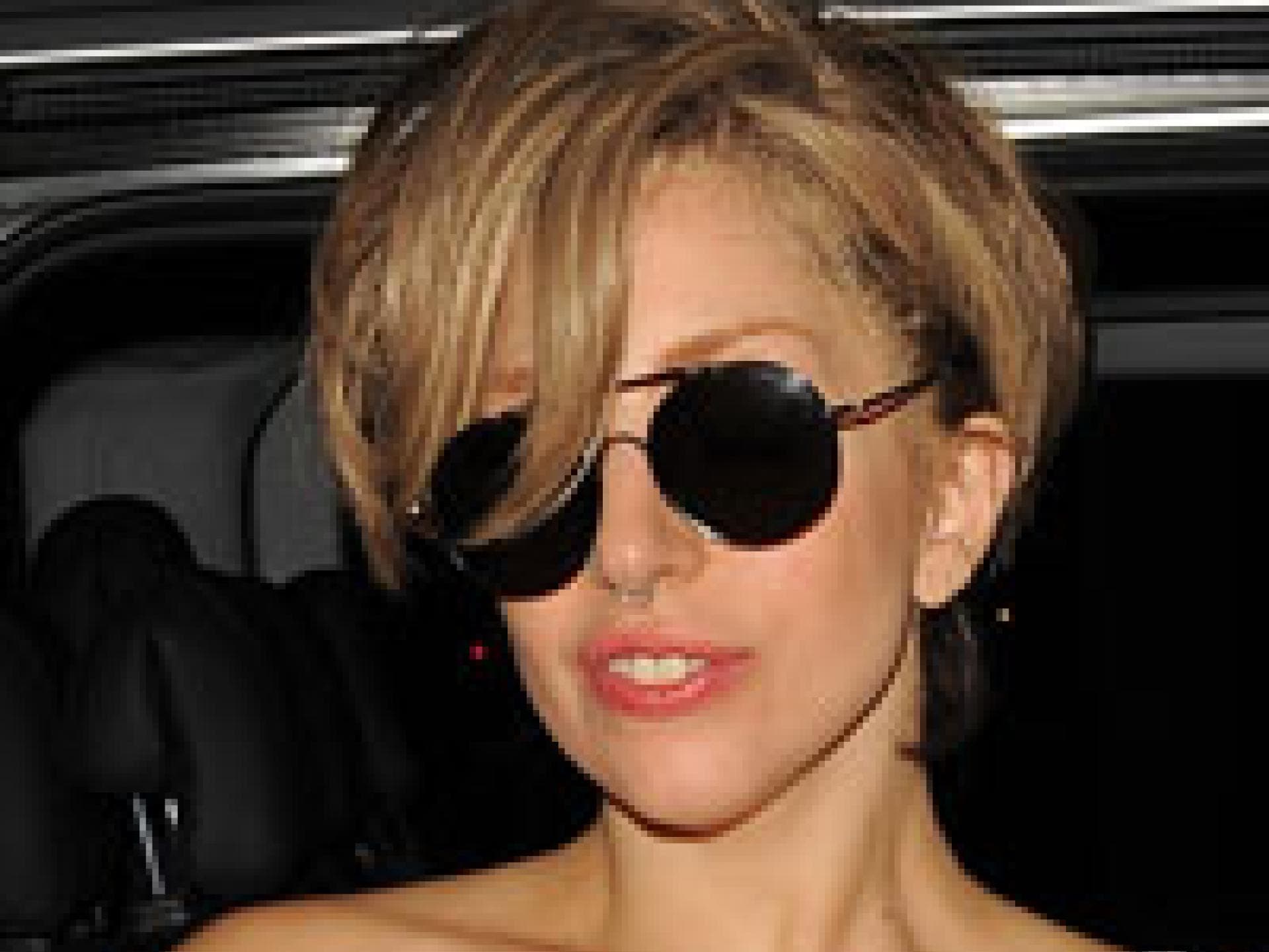 lady-gaga-brueste-200x300-bild-1-1851396.jpg