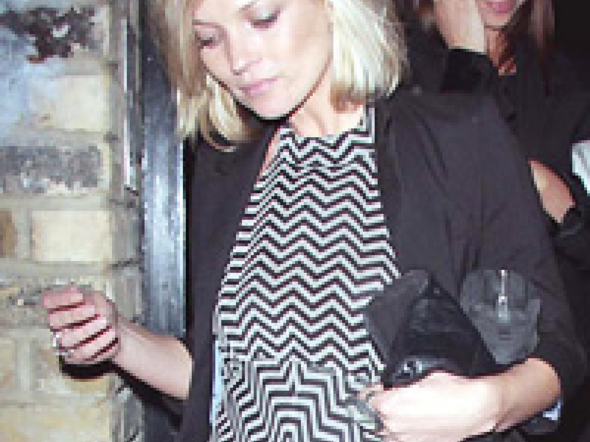kate-moss-mit-neuem-hairstyling-kurz-und-platinblond-bild-colourpress-200x300-223016.jpg