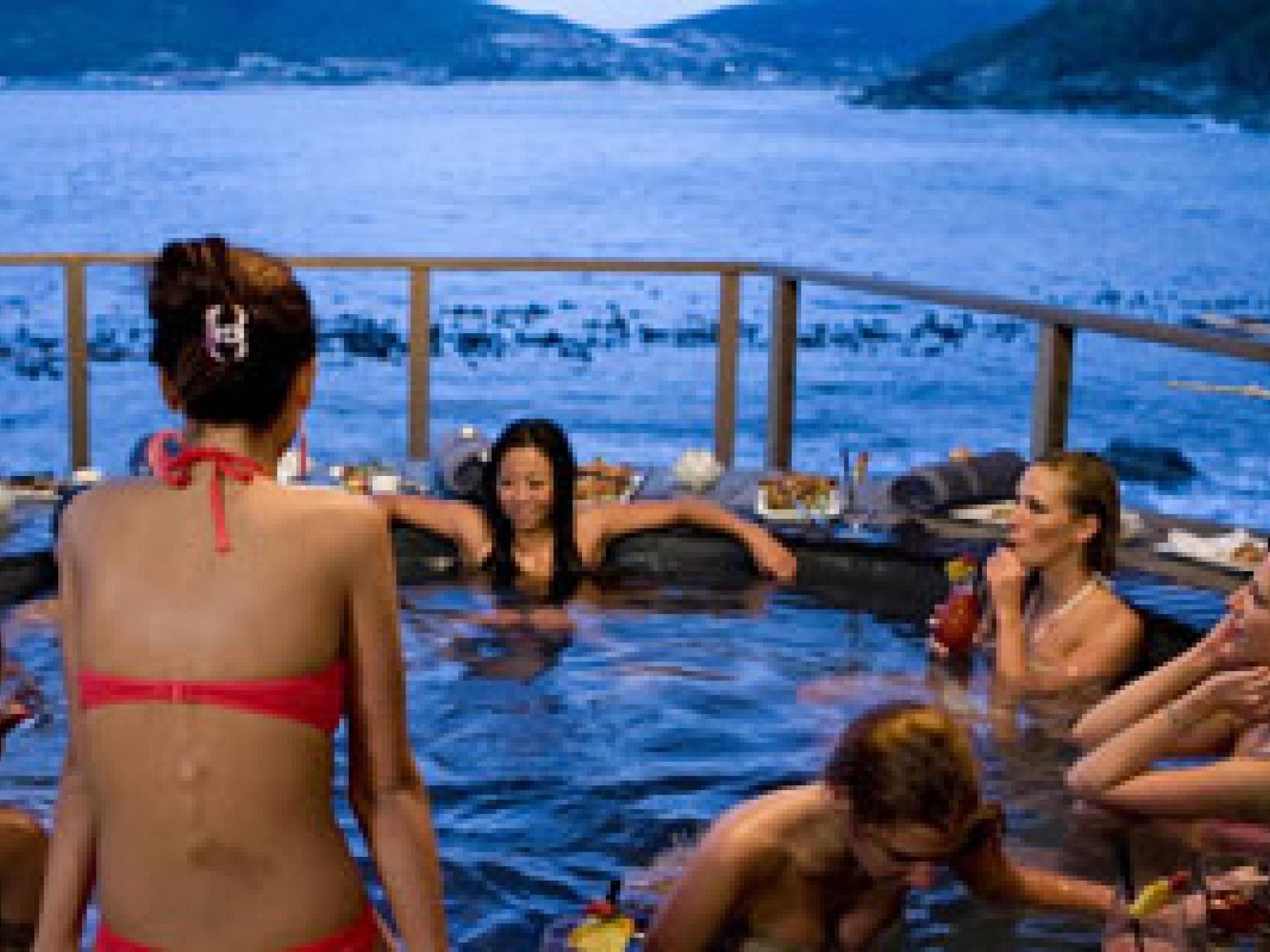 die-kandidatinnen-im-jacuzzi-1402973.jpg
