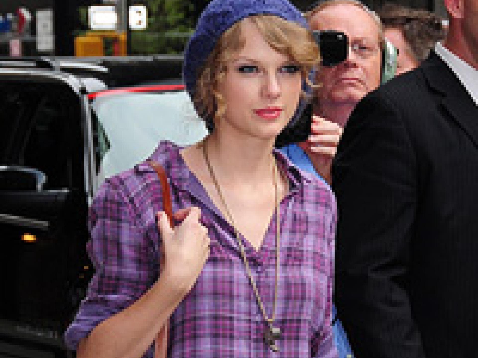 taylor-swift-mit-umhaengetasche-200x300-bild-1-1221699.jpg taylor-swift-mit-umhaengetasche-200x300-bild-1-1221699.jpg