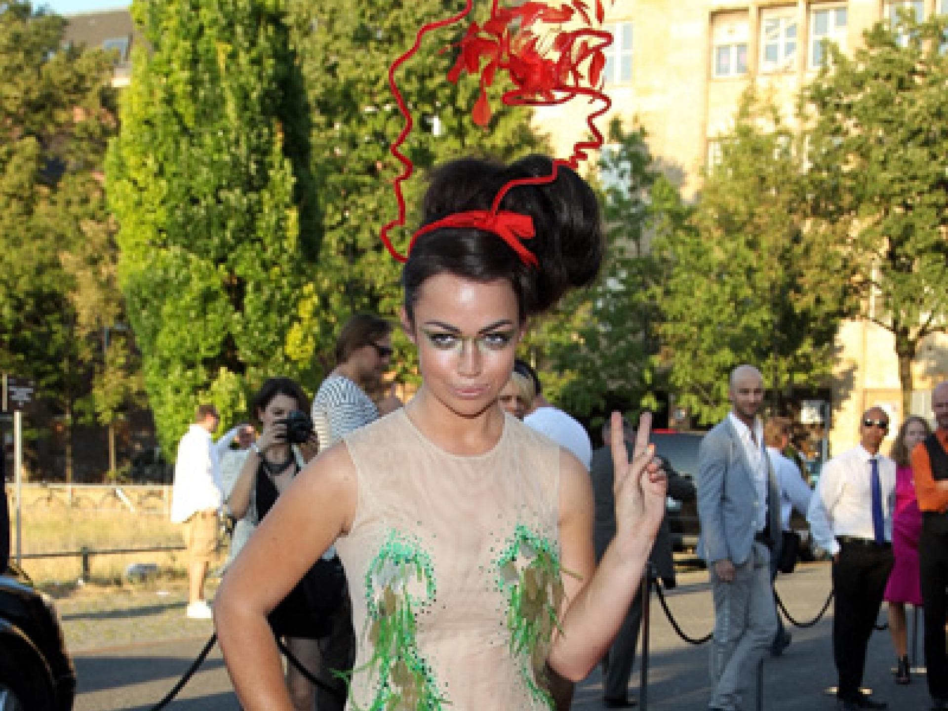 Aura Dione in Blätter-Robe Aura Dione in Blätter-Robe