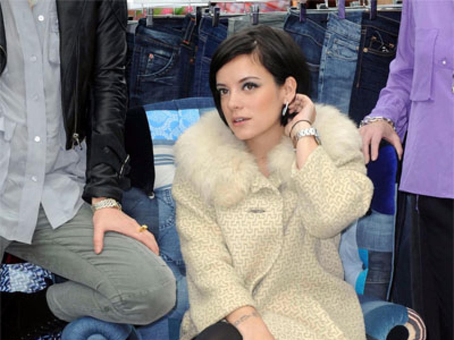 Lily Allen im edlen Mantel mit Pelzkragen Lily Allen im edlen Mantel mit Pelzkragen