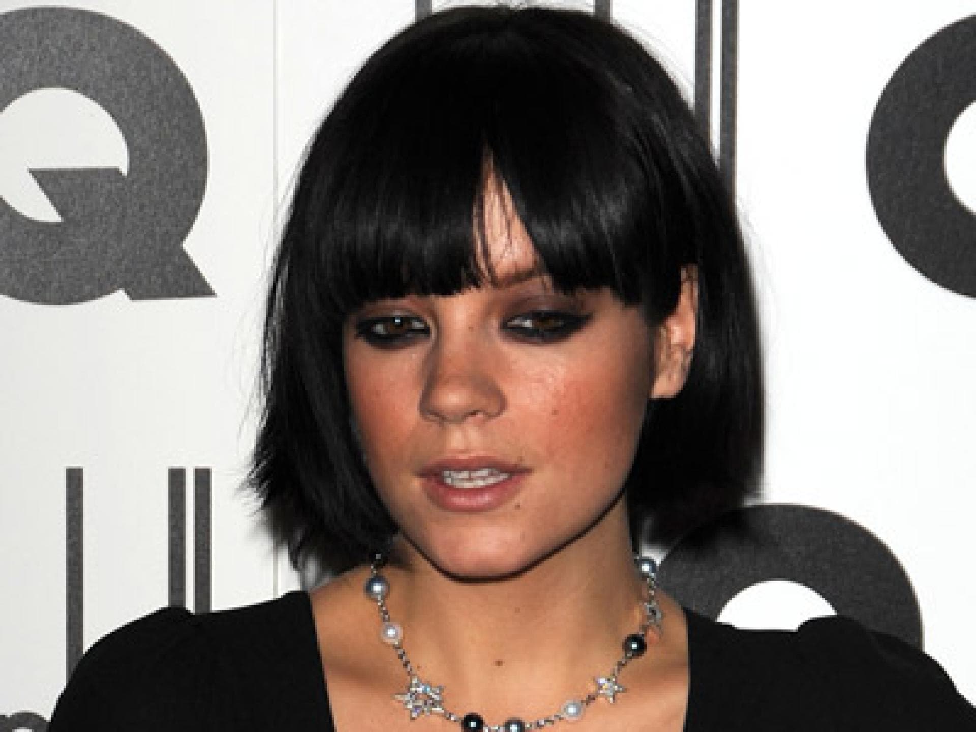 Lily Allen mit Glitzer-Schmuck