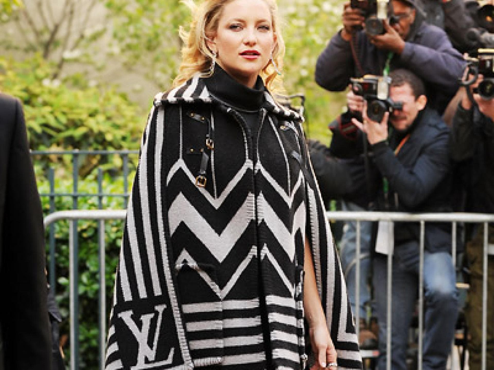 Kate Hudson im Vuitton Poncho