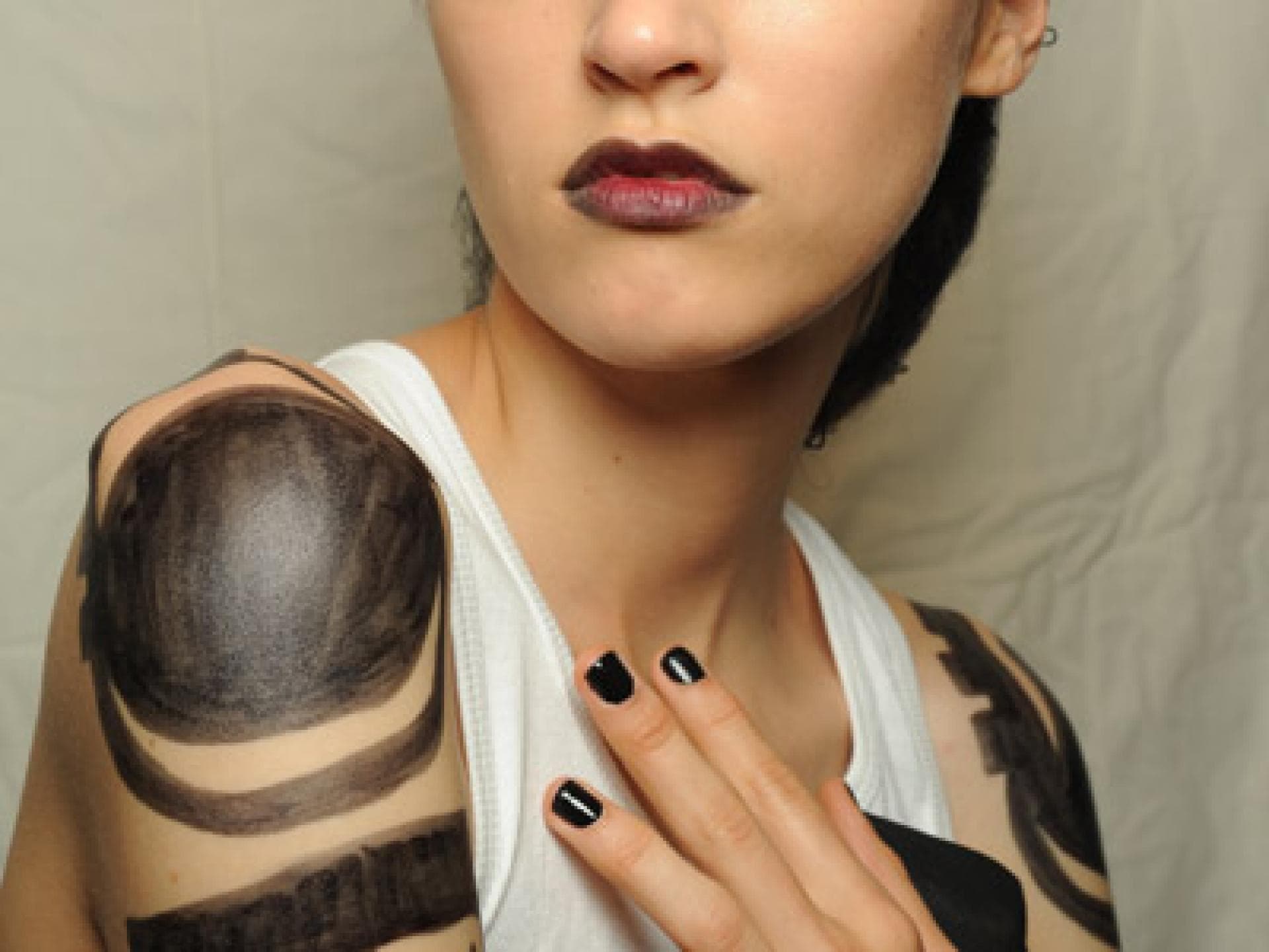 Schwarzes Nagellackdesign ist der Trend vom Catwalk!