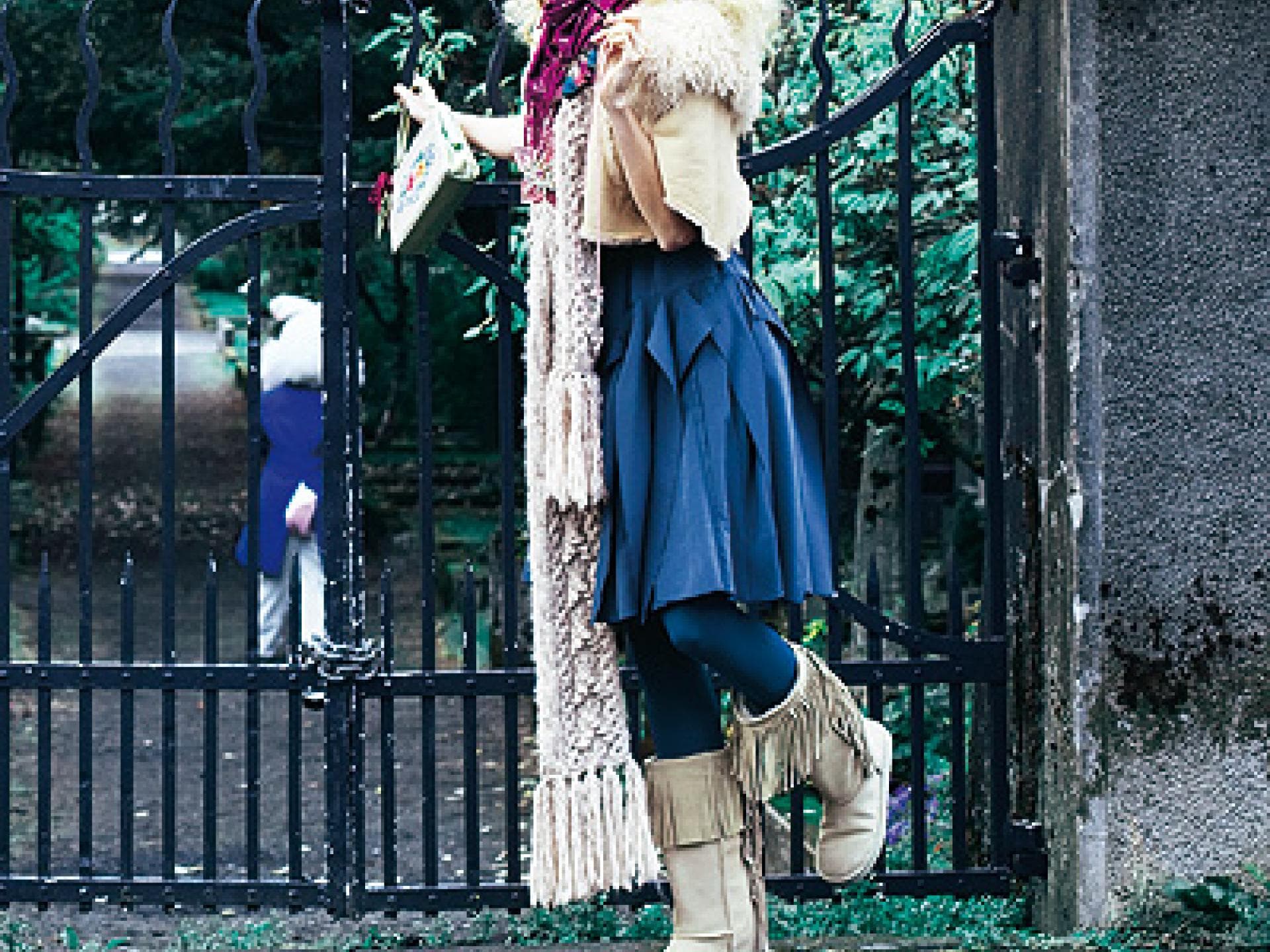 Fashion-Strecke: Alice vor dem Tor
