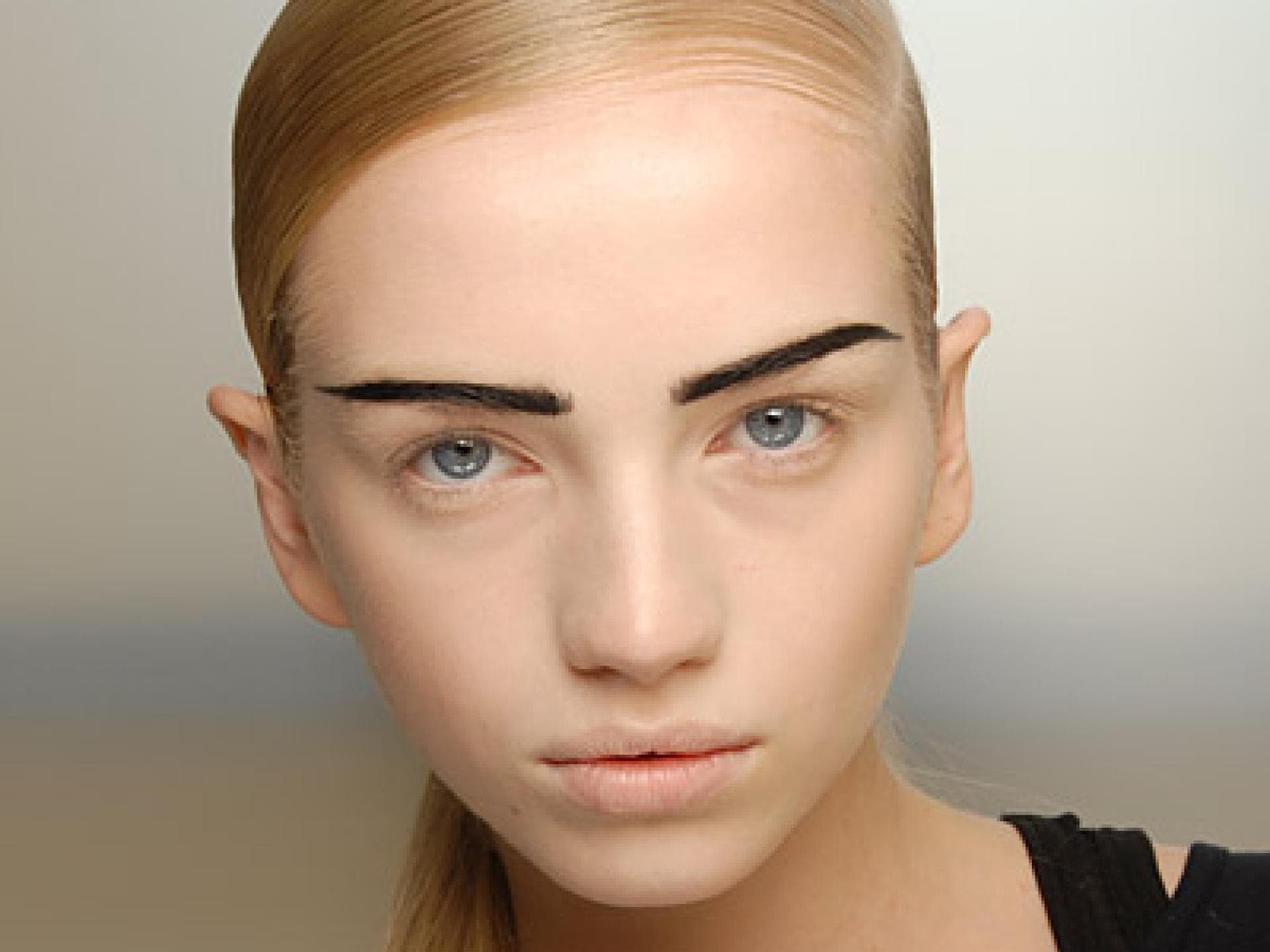 Schwarzen Augenbrauen, blonde Haare Schwarzen Augenbrauen, blonde Haare