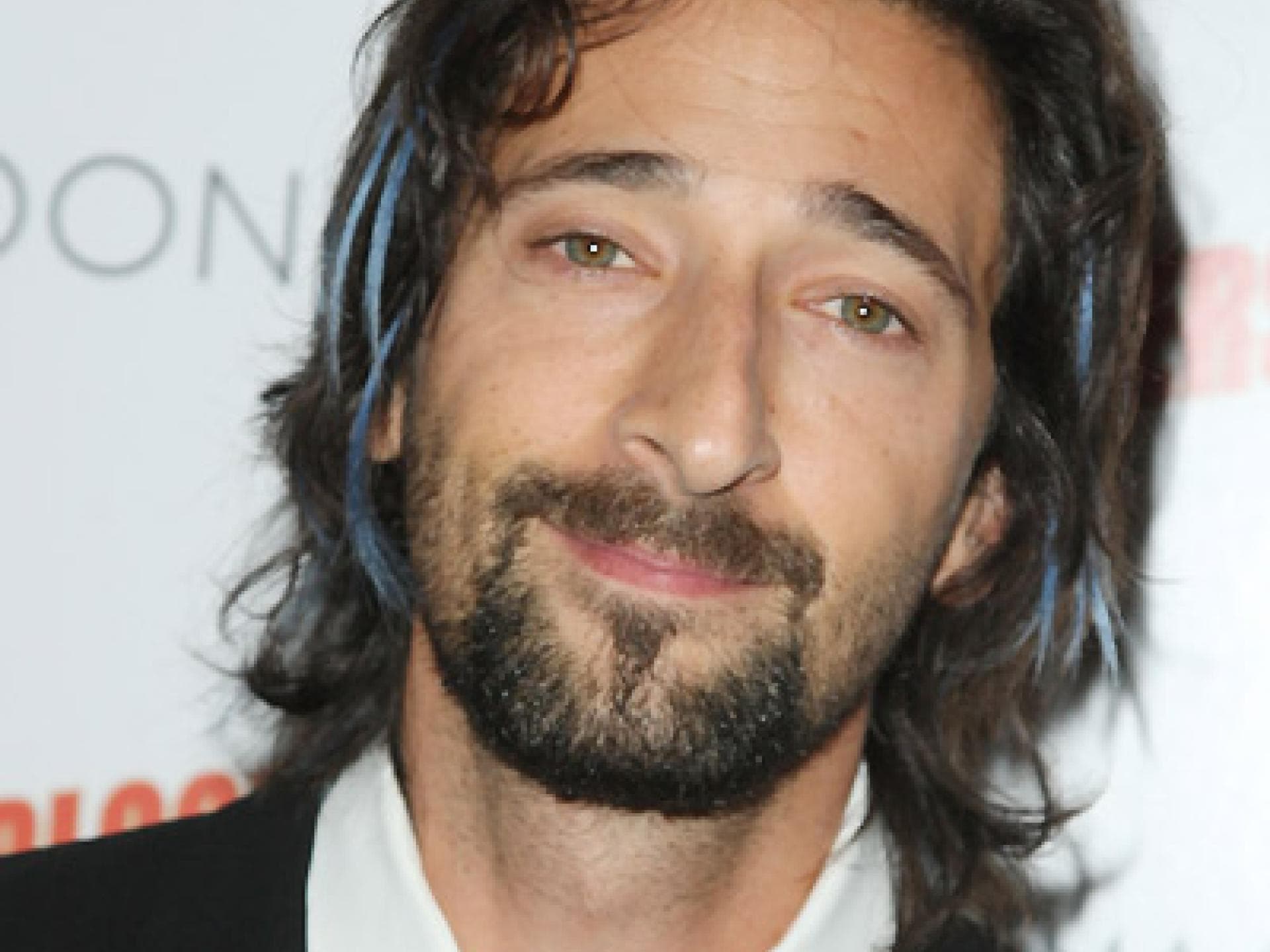 Adrien Brody mit blauen Haarsträhnen