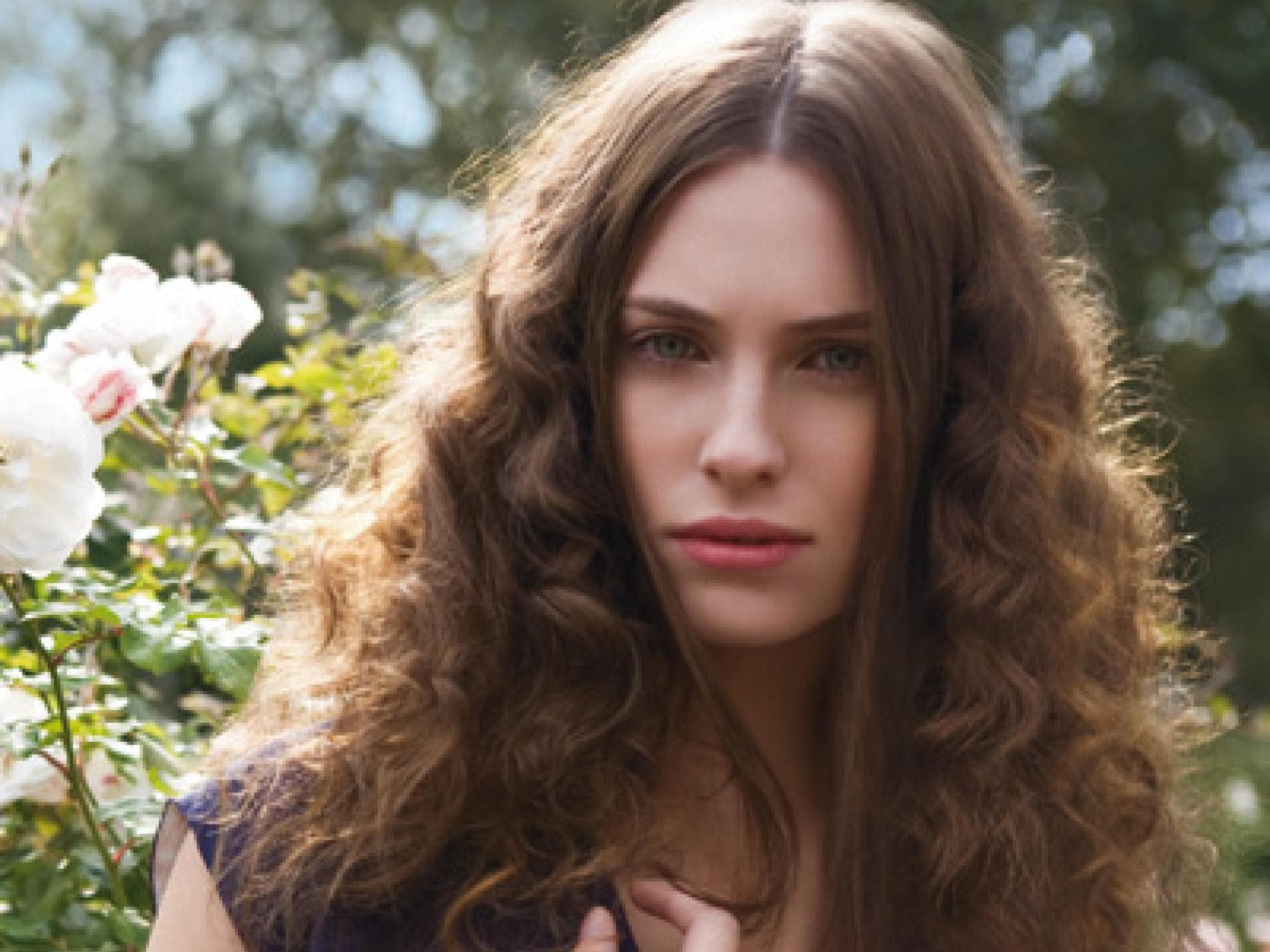 Hippie-Mähne: Locken mit geraden Strähnen