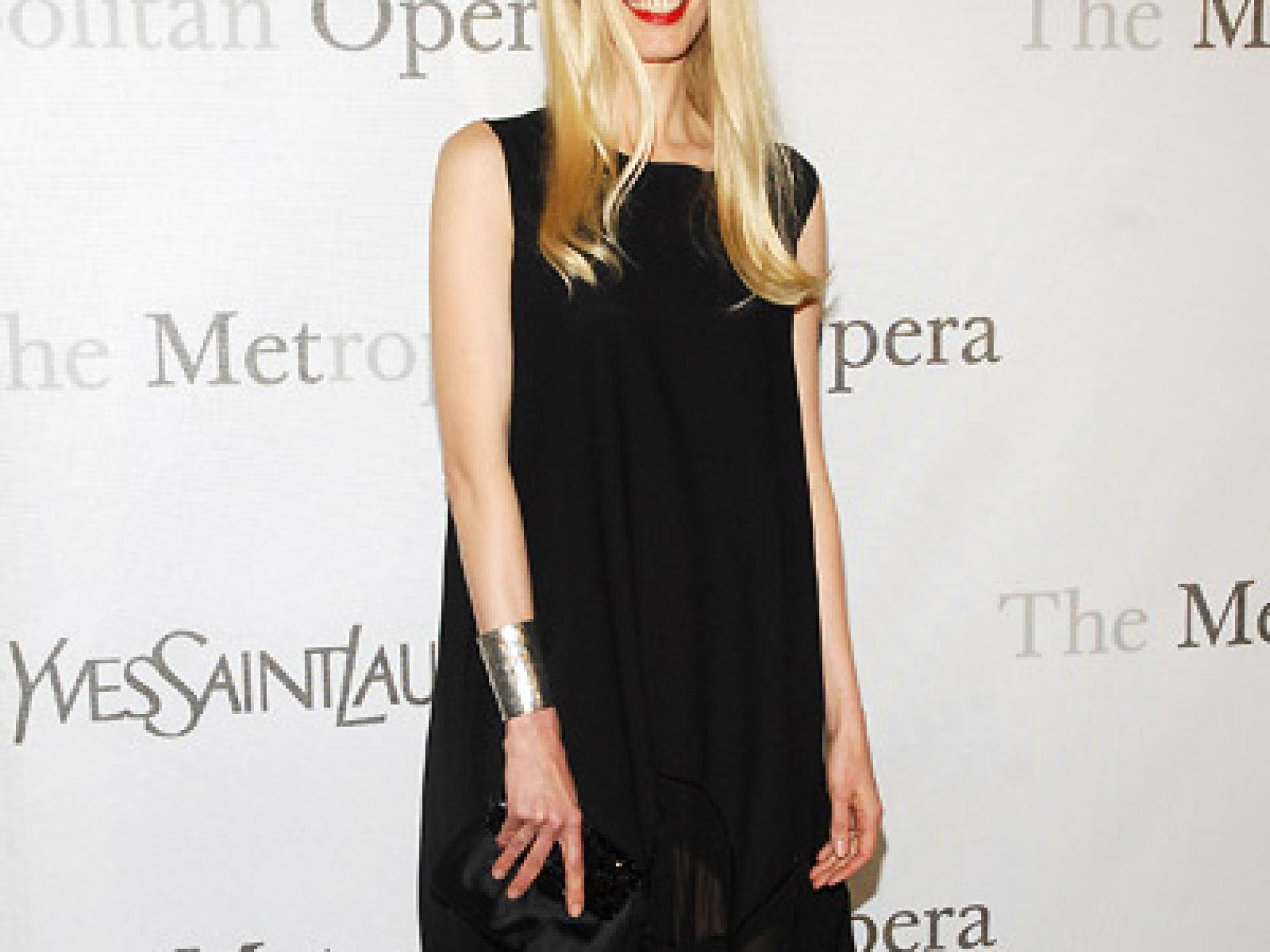 Claudia Schiffer langes schwarzes Kleid