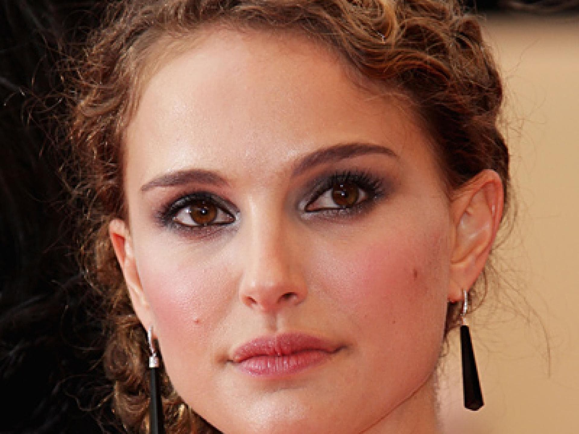 Romantischer, seitlicher Dutt bei Natalie Portman Romantischer, seitlicher Dutt bei Natalie Portman