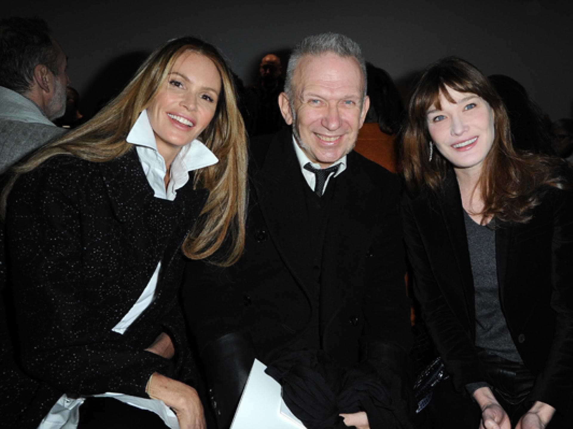 Elle McPherson, Jean Paul Gaultier und Carla Bruni-Sarkozy in der Front Row