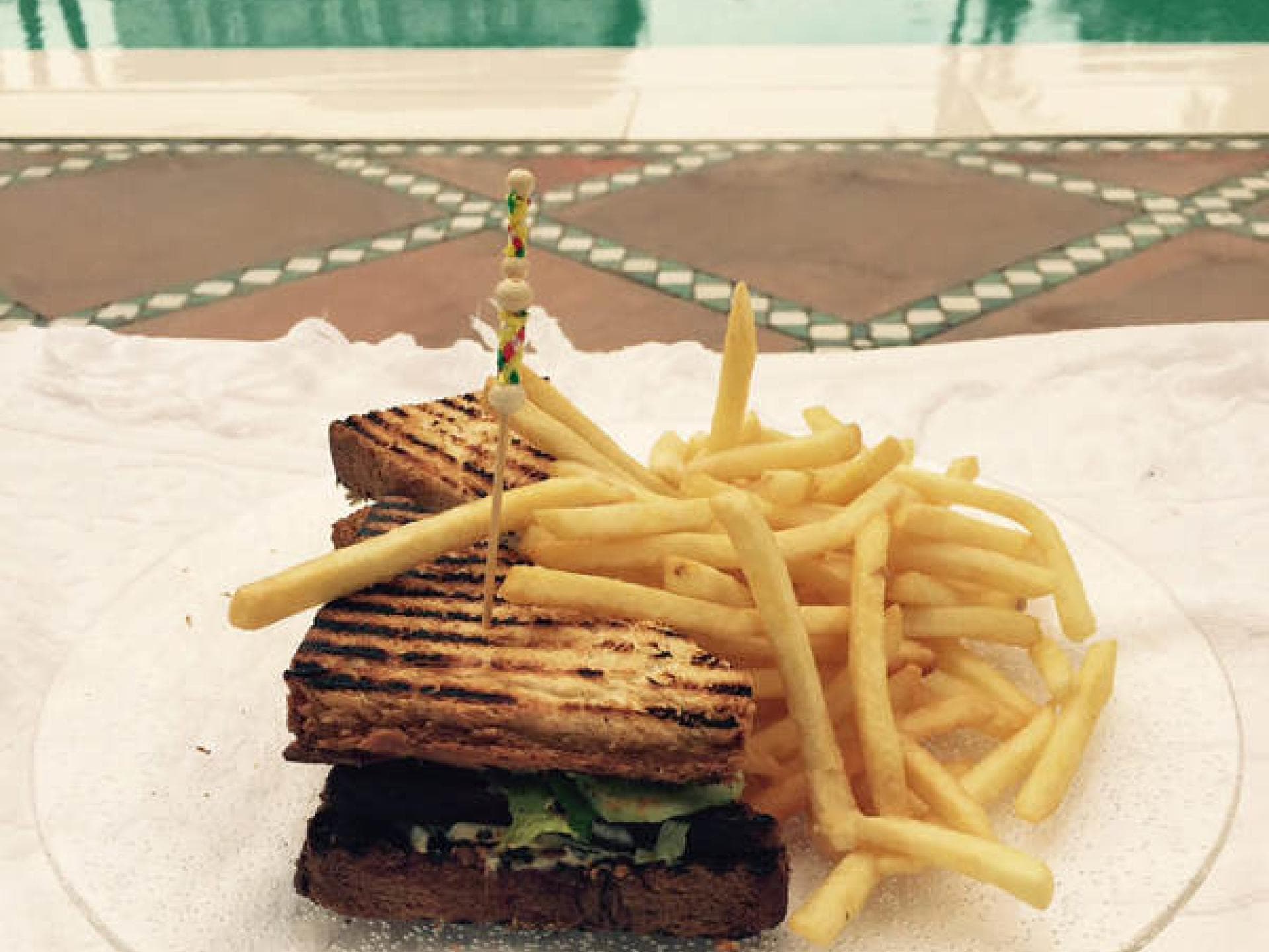 Ein Clubsandwich am Pool Ein Clubsandwich am Pool