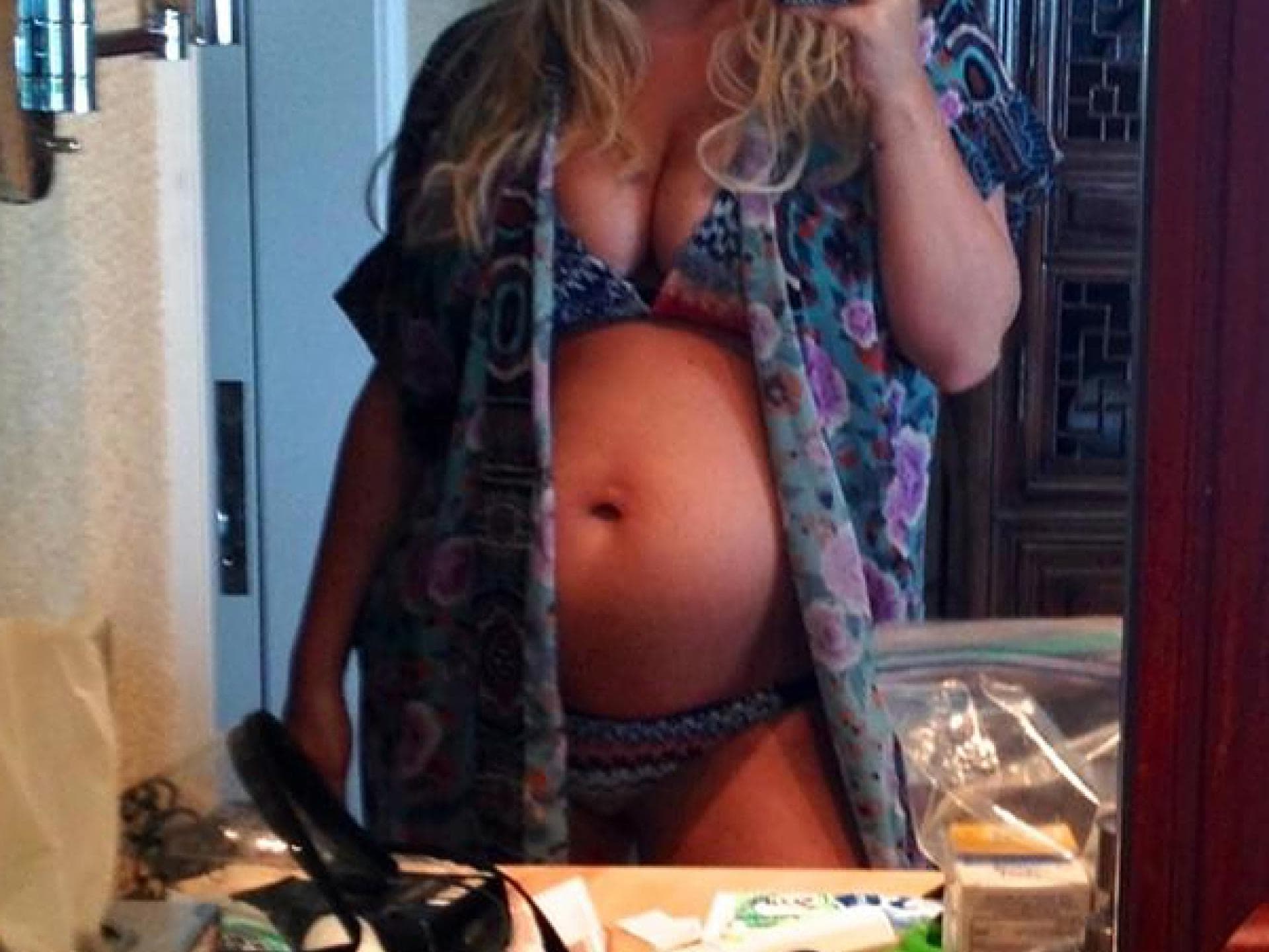 Jessica Simpson zeigt Babybauch