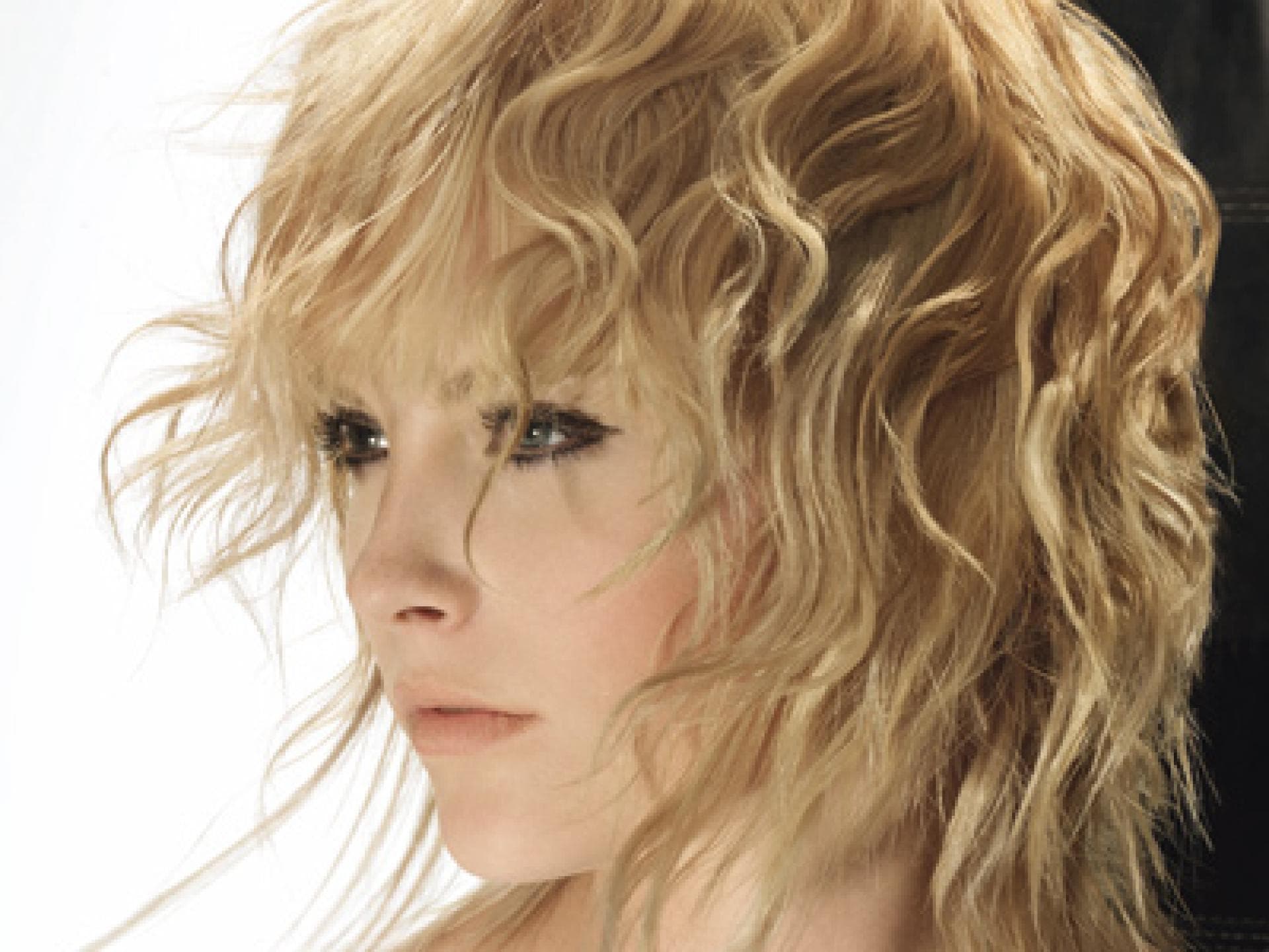 Blonder Bob mit wilden Locken