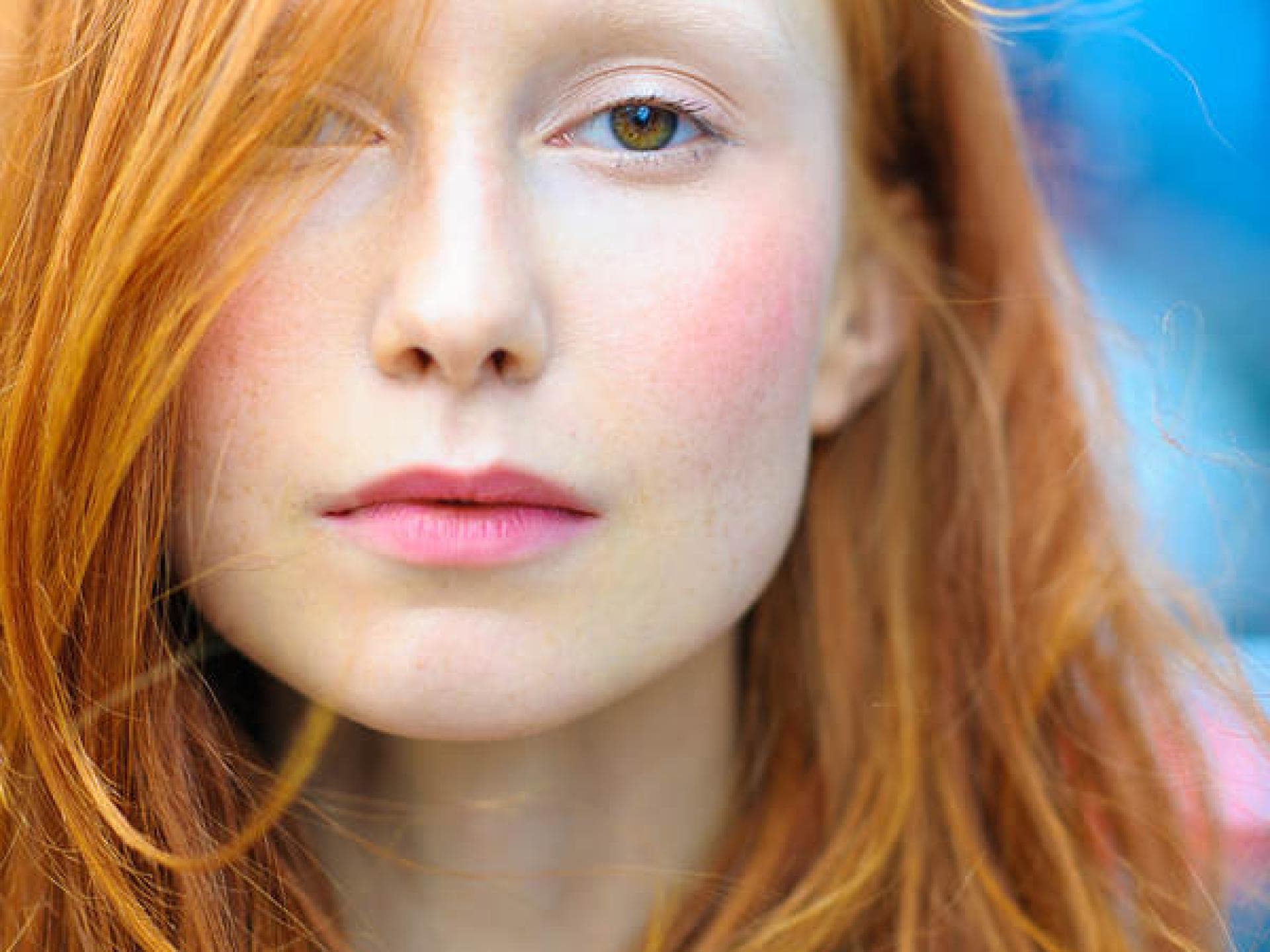 Rote Haare, rosa Lippenstift Rote Haare, rosa Lippenstift