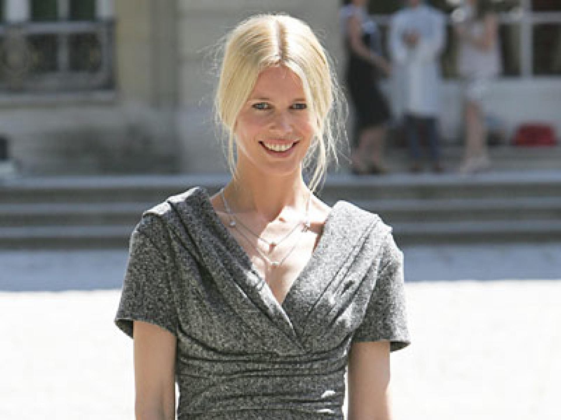 Claudia Schiffer in Armani Privé Claudia Schiffer in Armani Privé