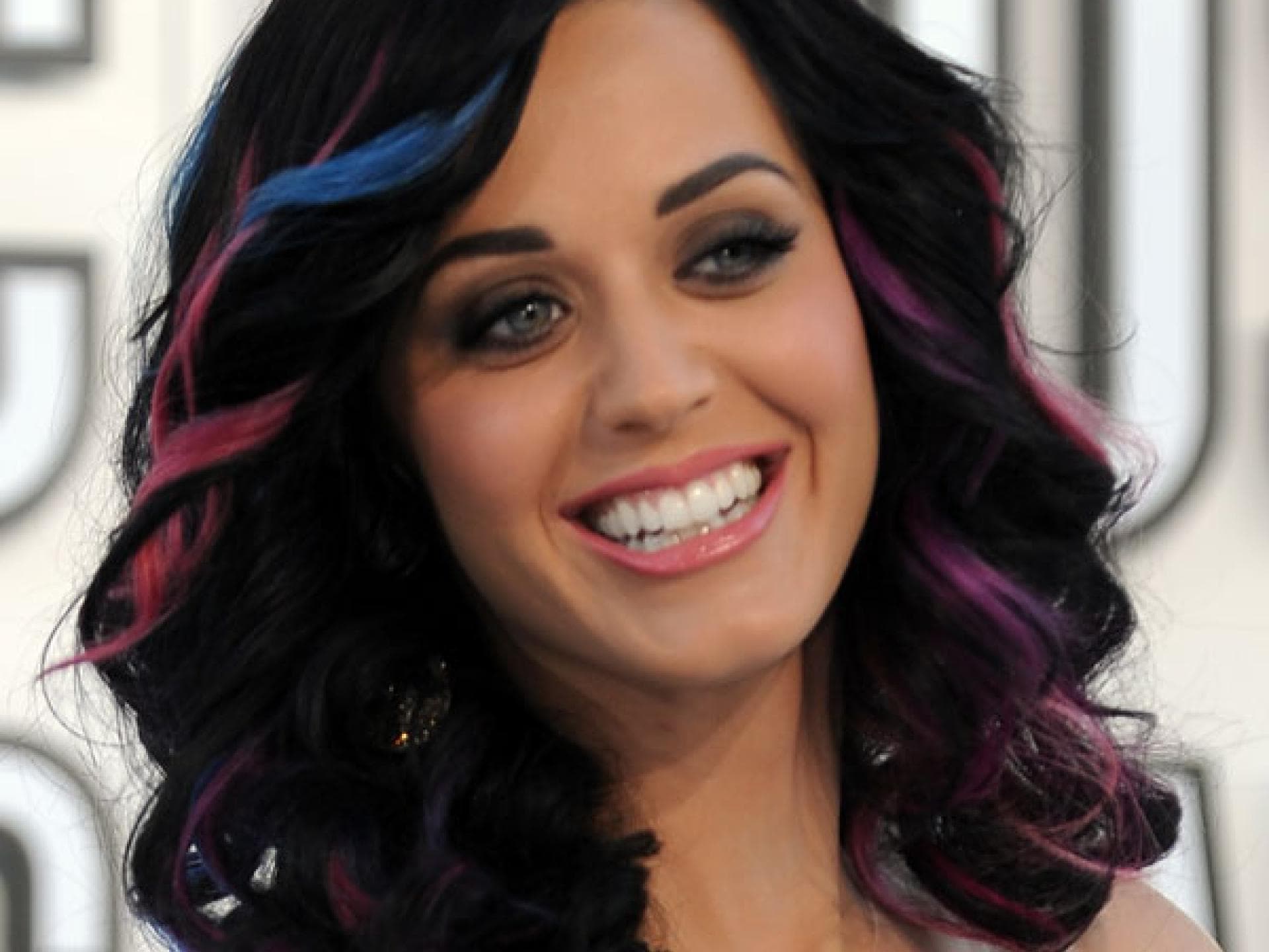 Katy Perry mit bunten Strähnchen