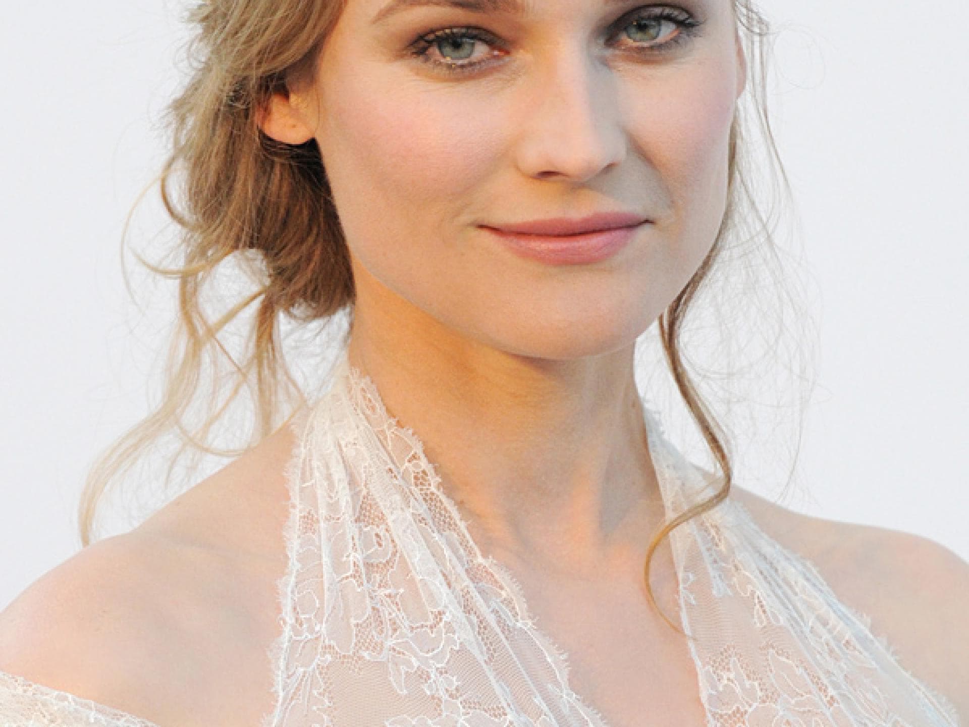 Diane Kruger mit Haarband im Art-Déco-Stil Diane Kruger mit Haarband im Art-Déco-Stil