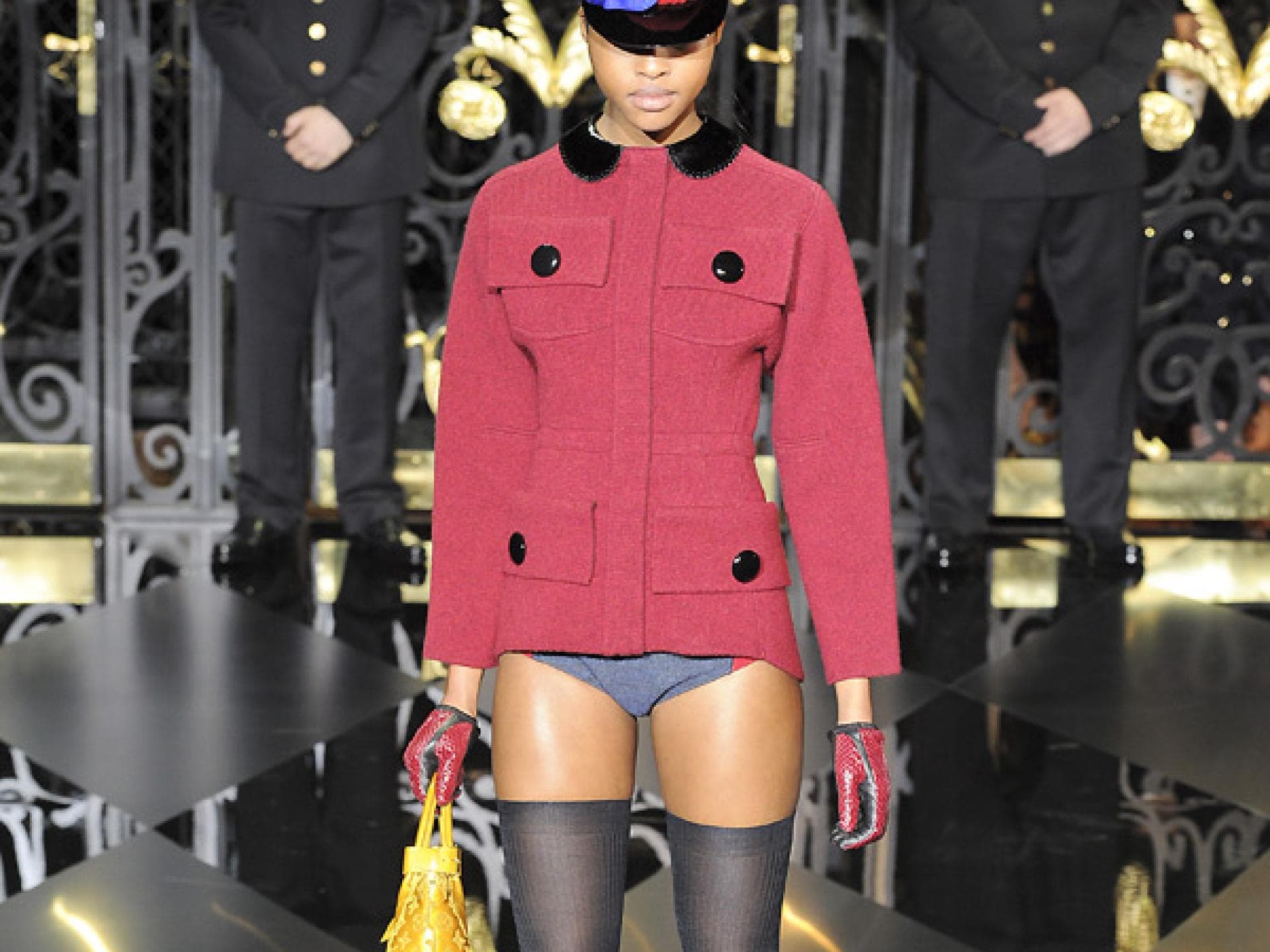 Model in Strapsen bei Louis Vuitton