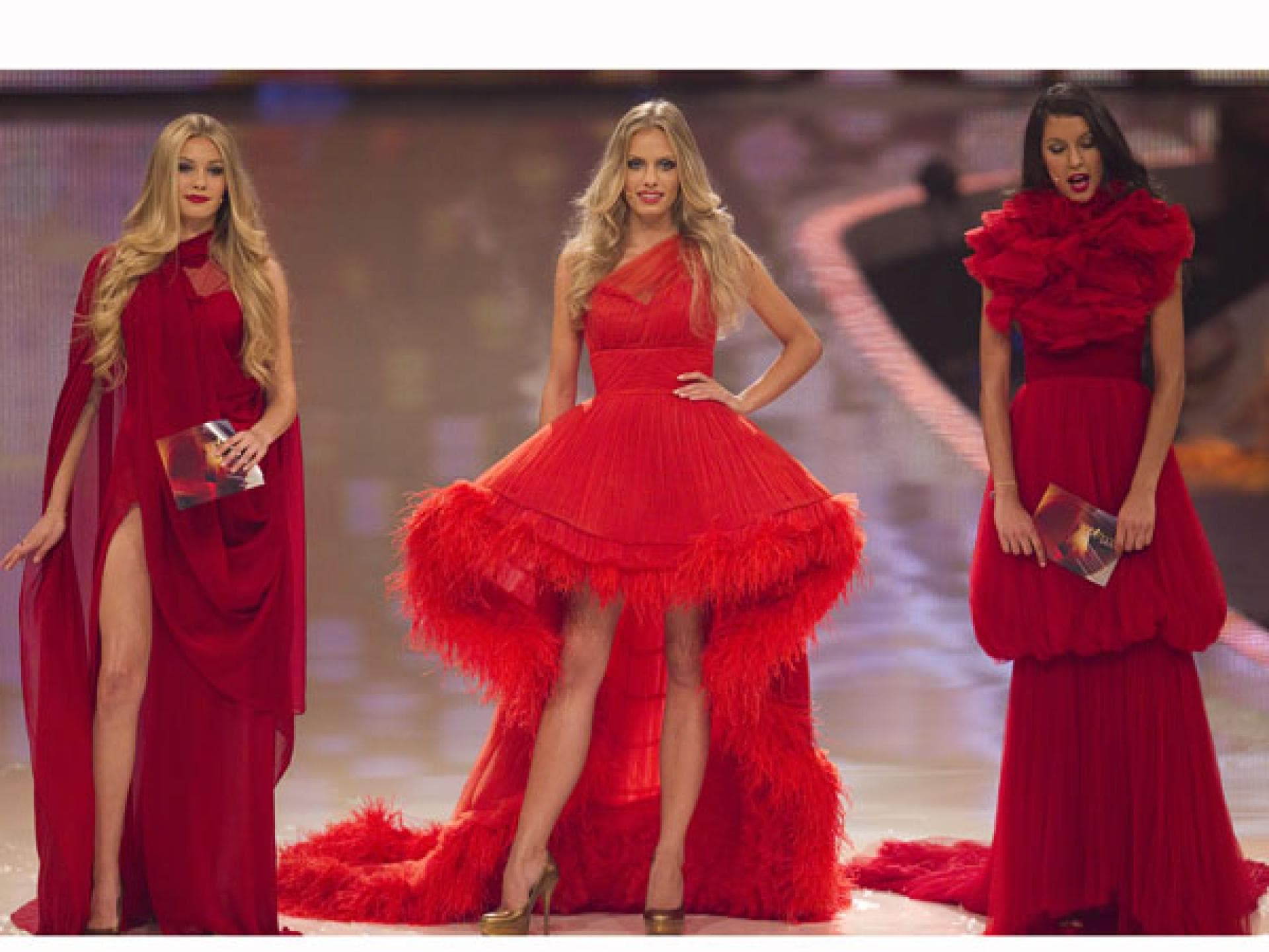 GNTM: Amelie, Jana und Rebecca in roten Kleidern GNTM: Amelie, Jana und Rebecca in roten Kleidern