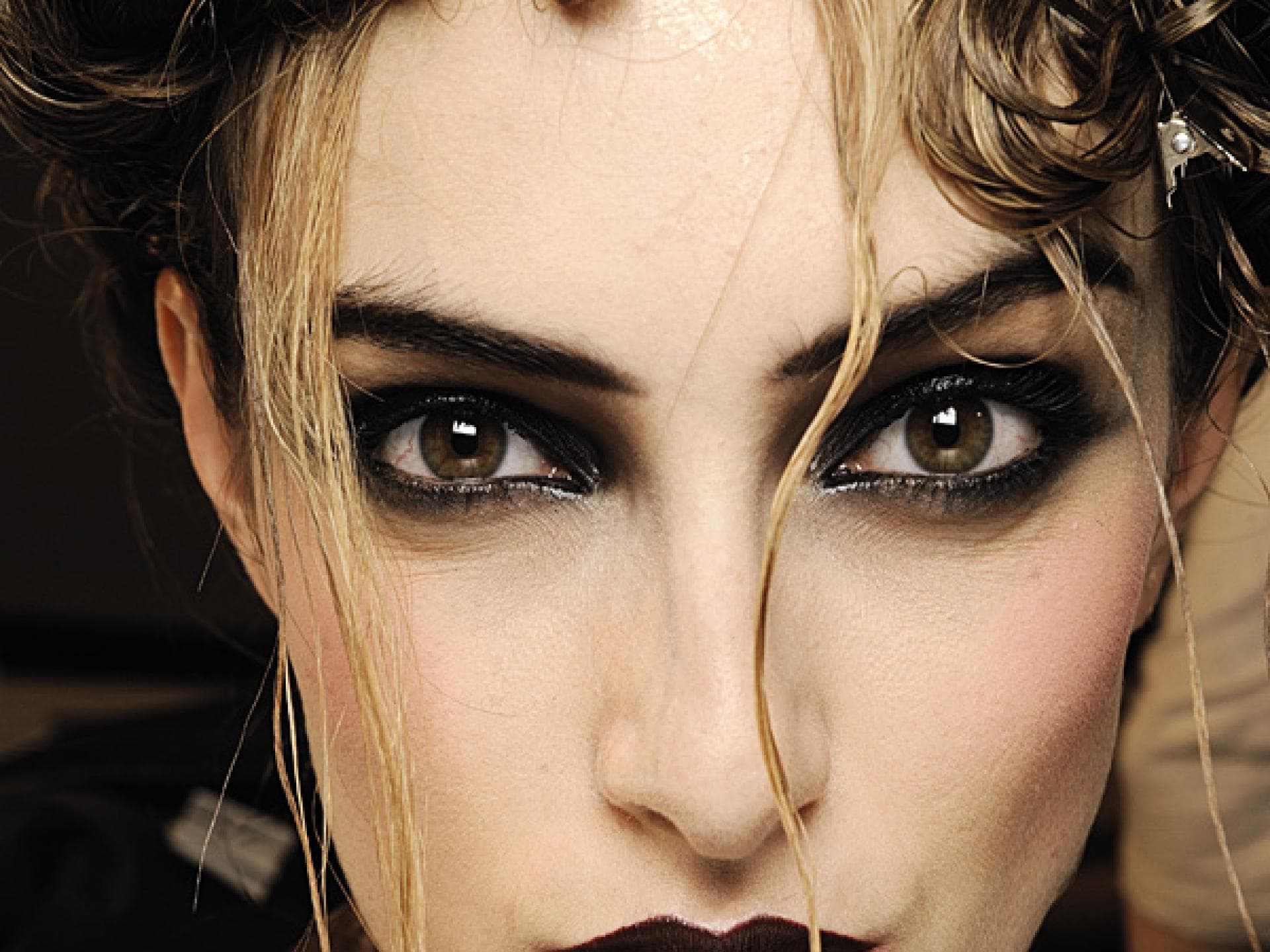 Dunkle Lippen bei John Galliano