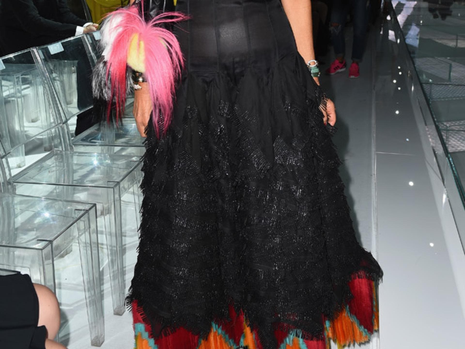 Anna Dello Russo in Chanel bei Versace auf der Mailänder Fashion Week