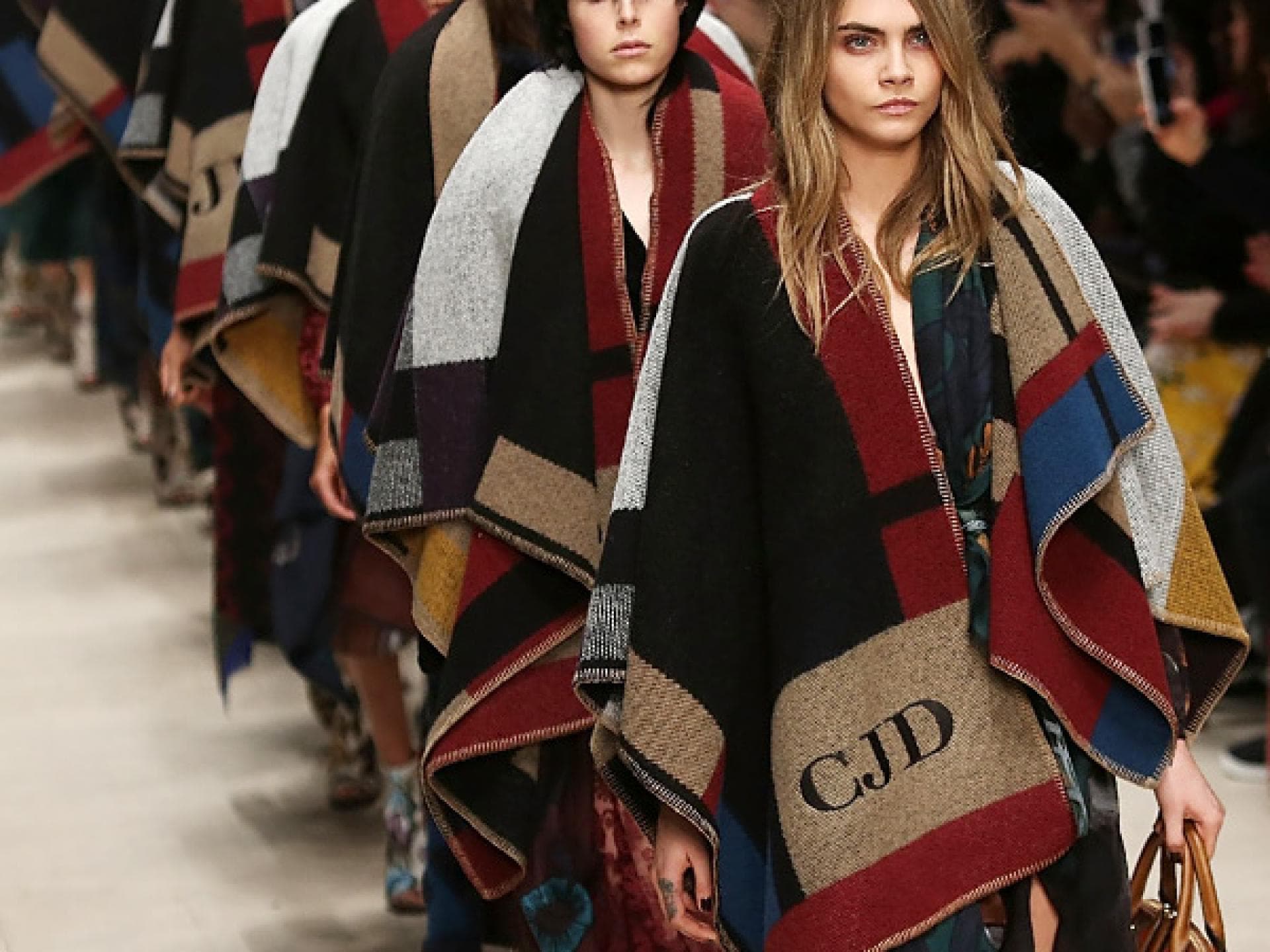 Burberry Poncho: Das neue It-Piece der Stars