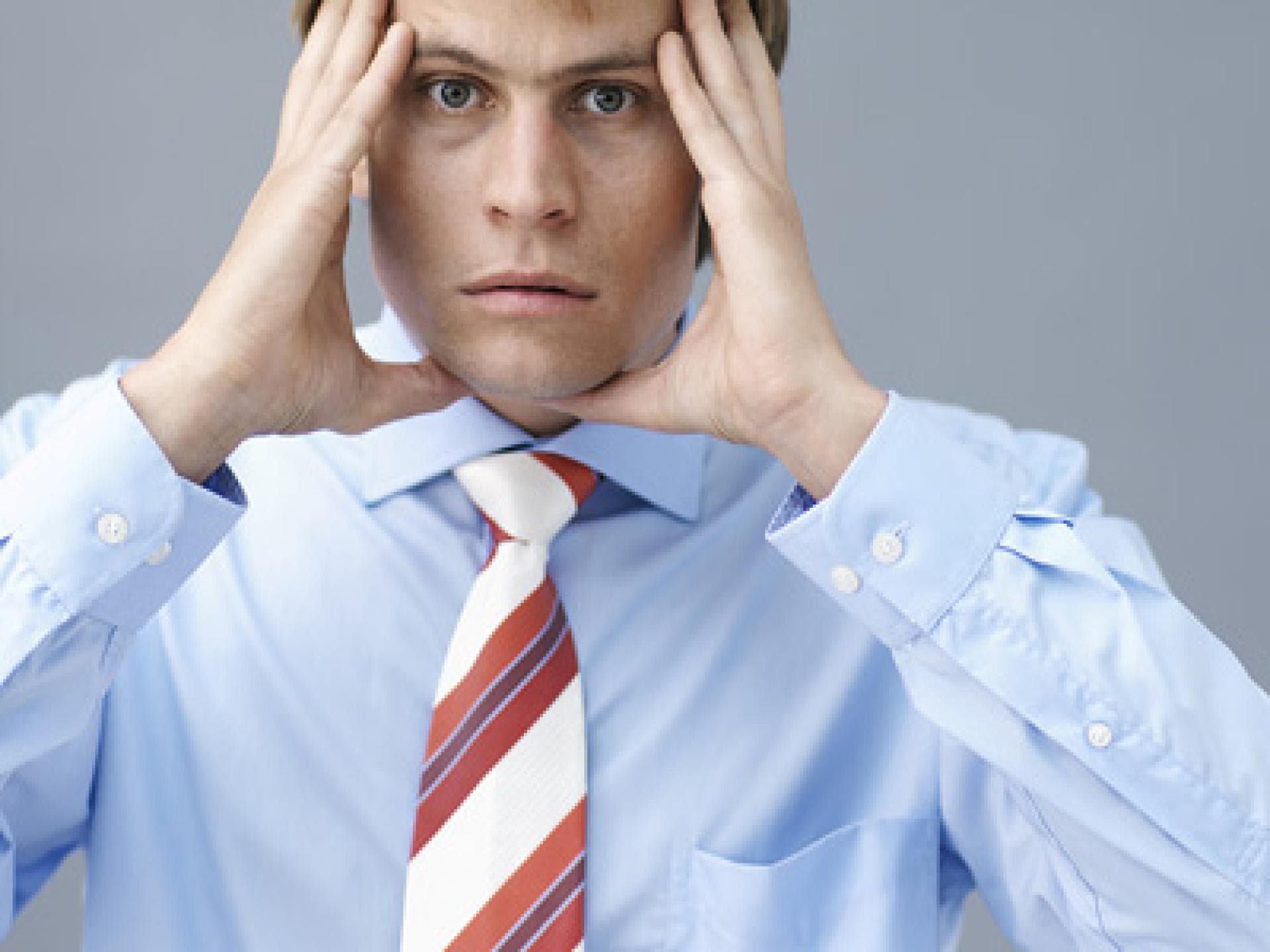 Männer verstehen: Er schüttelt den Kopf, wenn er nervös wird